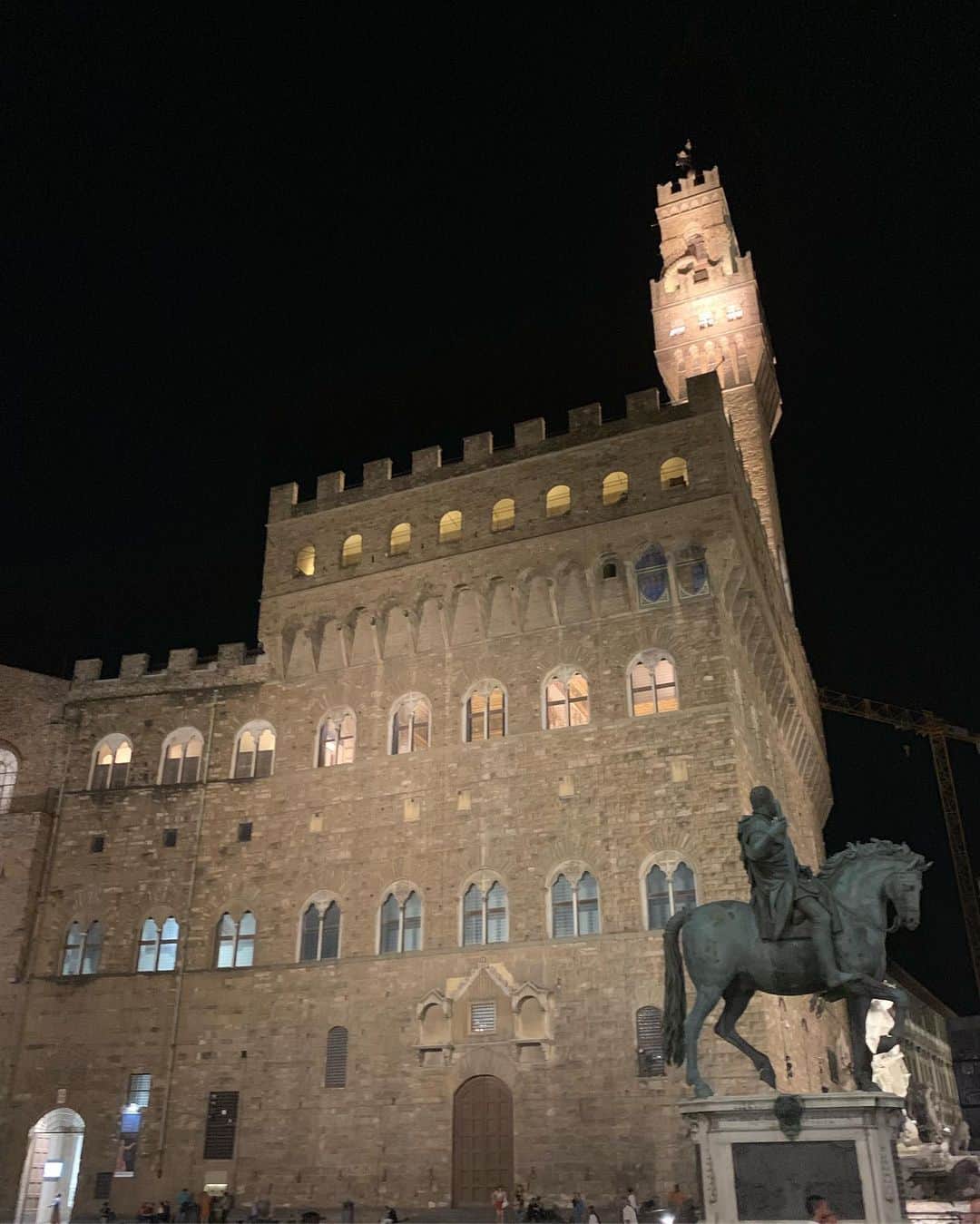 和央ようかさんのインスタグラム写真 - (和央ようかInstagram)「Florence at night 🕍🇮🇹 フィレンツェの夜🇮🇹🕍 ここはベッキオ宮殿 昼とはまた趣きが違い、素敵。中世にタイムスリップしたみたいな不思議な空間❤️🇮🇹🕍 #takakoworldstylin🌎  #lifestyle #italy 🇮🇹 #florence #firenze #atnight  #yokawao#和央ようか #イタリア #フィレンツェ #ベッキオ宮殿 #palazziovecchio#vecchiopalace」9月20日 0時32分 - yokawao0215