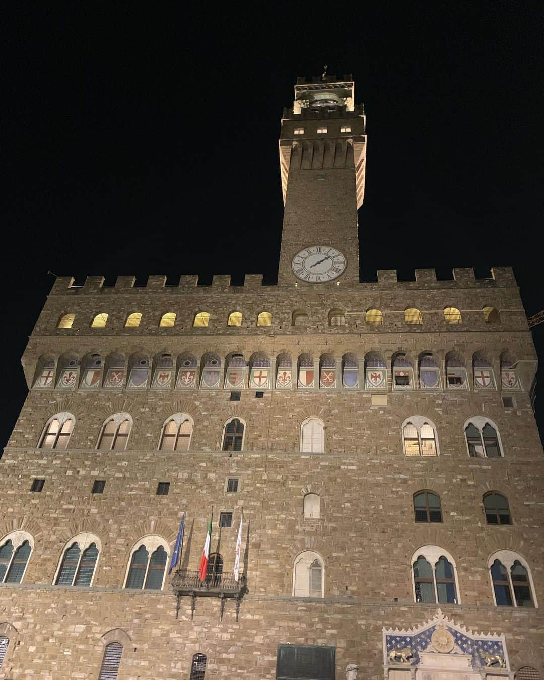 和央ようかさんのインスタグラム写真 - (和央ようかInstagram)「Florence at night 🕍🇮🇹 フィレンツェの夜🇮🇹🕍 ここはベッキオ宮殿 昼とはまた趣きが違い、素敵。中世にタイムスリップしたみたいな不思議な空間❤️🇮🇹🕍 #takakoworldstylin🌎  #lifestyle #italy 🇮🇹 #florence #firenze #atnight  #yokawao#和央ようか #イタリア #フィレンツェ #ベッキオ宮殿 #palazziovecchio#vecchiopalace」9月20日 0時32分 - yokawao0215