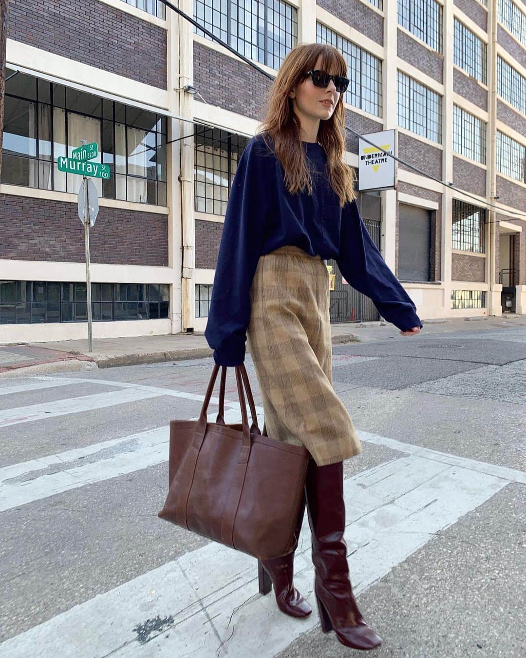 ジェーン・アルドリッジのインスタグラム：「Very obsessed with navy right now 👌 I found this skirt on eBay just to wear with this great sweatshirt @agjeans was so kind to give me. Navy + mahogany + tan is my new favorite color combination 😍」