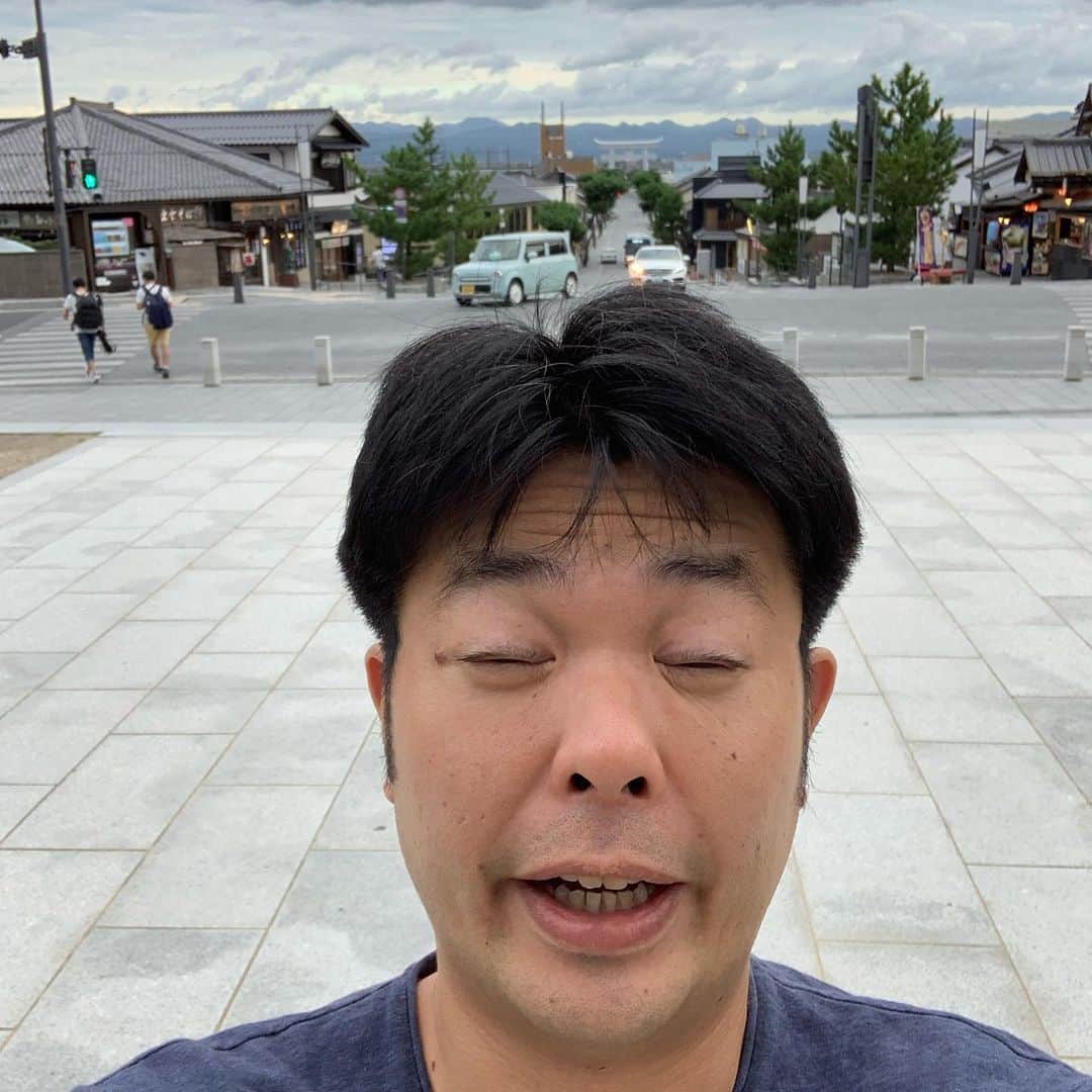 西川晃啓のインスタグラム：「気絶鳥居  頭の上に鳥居が来るように取れなくて気絶  #あるある探検隊#レギュラー#気絶#気絶の日々#ギャグ#島根県#出雲大社#鳥居#写真#参道#うまく#撮れず#パワー#もらう」