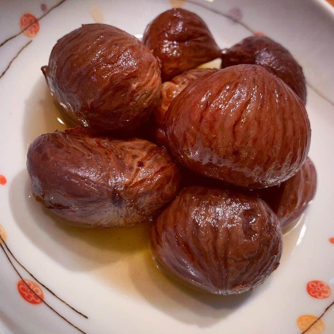 栗原由佳のインスタグラム：「いただいた栗、今年は渋皮煮。茹でては優しくゴシゴシ、を繰り返す私に、何やってんの？と夫（笑）。美味しくできたので良かったです🌰#栗 #渋皮煮 #茹で栗 #秋 #食欲の秋」