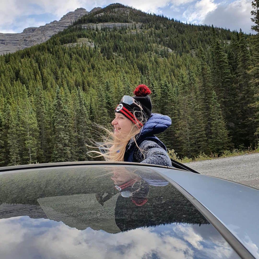 ヘイリー・ベルさんのインスタグラム写真 - (ヘイリー・ベルInstagram)「Happiest with mountain air in my hair 🏔 . . . . #kananaskis #kcountry #hike #canadianrockies #explorealberta #explore」9月20日 0時40分 - hayleighbell
