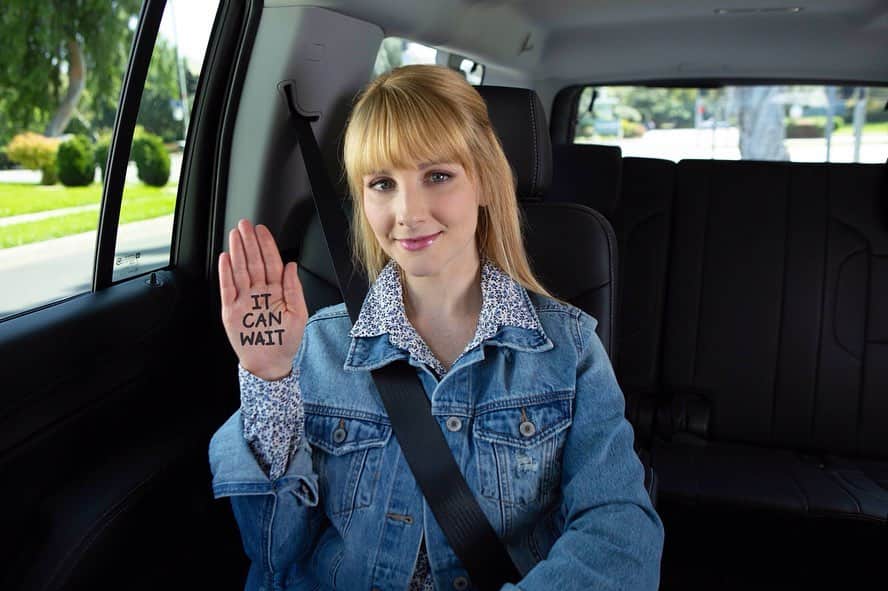 メリッサ・ラウシュのインスタグラム：「It would make me so happy if you took the #ItCanWait pledge to drive distraction free with me! Behind the wheel all of it can wait. So PLEASE put those phones away when you're driving. I mean it. Don't test me! #ad Take the pledge here! @att bit.ly/ATT_IGCar2_MR」