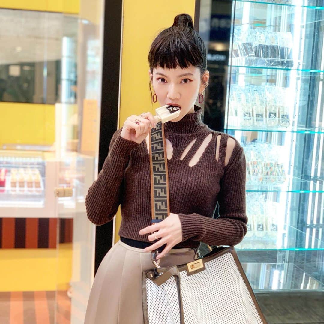 Vogue Taiwan Officialさんのインスタグラム写真 - (Vogue Taiwan OfficialInstagram)「🇮🇹#VogueMFW  喬喬 @chiaochiaotzeng 跟我們來到位於米蘭中央車站的 @fendi 冰棒pop-up store ，大吃起冰棒來！因為實在太好吃啦！有榛果口味的、黑巧克力、優格、草莓、香蕉還有檸檬奶油口味，每一種都風味獨特圖案也都不相同又好拍照又好吃喔！10/14號以前會來到米蘭的朋友們不要忘記到這裡打卡嚐鮮！🖊 #annyting  #VogueFashionNow #VOGUETAIWAN #VGTWFW #2020米蘭時裝週 #Milan #2020mfw #milanfashionweek #2020fashionweek #runway #fashionshow」9月20日 1時03分 - voguetaiwan