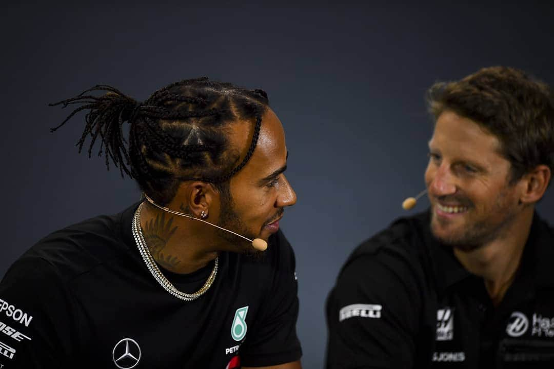 ロマン・グロージャンさんのインスタグラム写真 - (ロマン・グロージャンInstagram)「Talking with the world champ and more 💯👍 🇸🇬 #r8g #SingaporeGP 📷 By @motorsport.images」9月20日 1時07分 - grosjeanromain