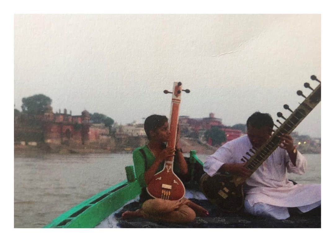 シグリッド・アグレンさんのインスタグラム写真 - (シグリッド・アグレンInstagram)「From the archives : father and daughter playing sitar on the Ganges, Varanasi ✨✨ No place has fascinated me more than India. Can’t wait to be back one day 🙏🏻 #tbt #varanasi #india」9月20日 1時23分 - sigridagren
