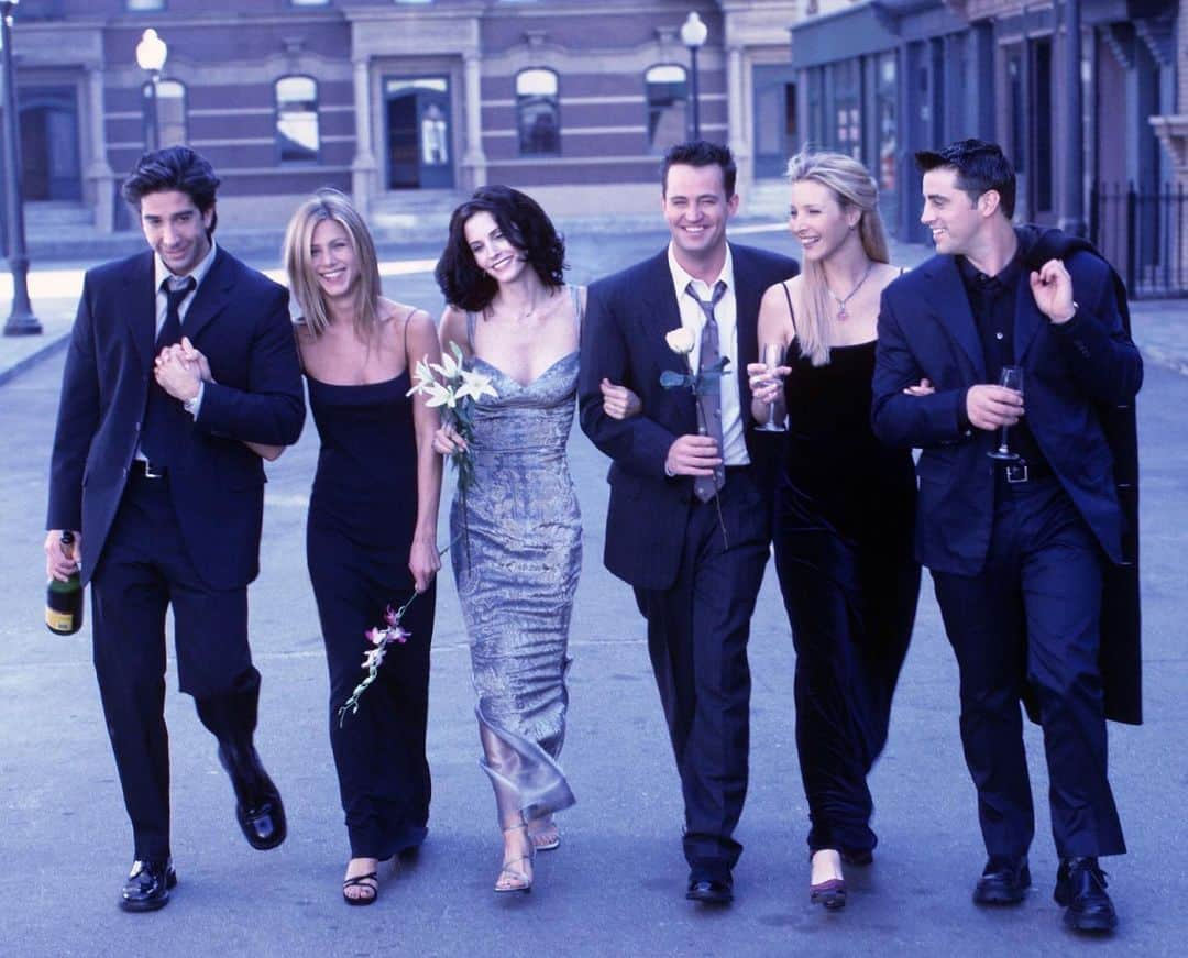 マット・ルブランクのインスタグラム：「Celebrating a Thursday night 25 years ago. Seems like yesterday. Thanks to all the fans for watching. #friends #friends25 @lisakudrow @_schwim_ @courteneycoxofficial #jenniferaniston #matthewperry」