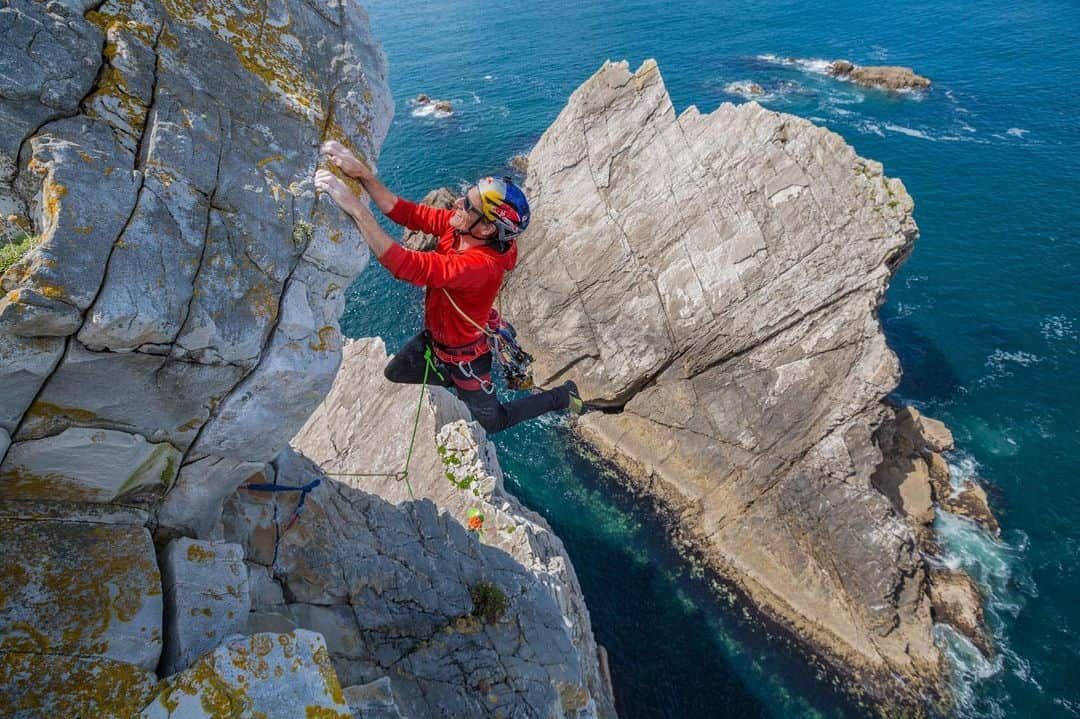 アークテリクスさんのインスタグラム写真 - (アークテリクスInstagram)「Hang ten 🤙 Photo: @johnpricephotography of @realwillgadd on Ireland’s “Pyramid Stack.” #arcteryx」9月20日 1時17分 - arcteryx