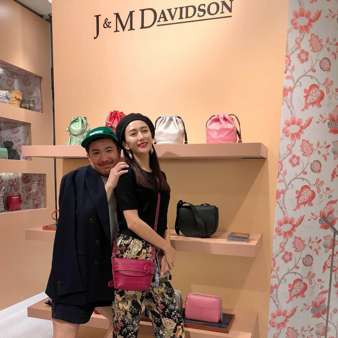 桐山マキさんのインスタグラム写真 - (桐山マキInstagram)「. . @jandmdavidson 👛♡♡♡ . . . J &M davidson ISETAN新宿の ポップアップへ〜♡♡♡ . . 私の 秋な雰囲気の ワインレッドのバッグも こちらのものです❤︎❤︎❤︎ 可愛いでしょ❤︎❤︎❤︎ . . 今期から デザイナーさんが マーク ジェイコブス、ステラマッカートニー等携わった ケイティー ヒリヤさんですって！ . . フリンジバッグも めちゃ可愛でした❤︎ #jandmdavidson #fashion #bag #love #jewelry  #popup #isetan #shinjyuku #model #makikiriyama #ジェイアンドエムデヴィッドソン #可愛い #今期からデザイナーさんが変わった #ケイティーヒリヤ #赤バッグ #大好き #マーシー #毎度 #可愛くておもろかった #ワロタワロタ #新宿ISETAN #❤️」9月20日 1時25分 - maki_kiriyama