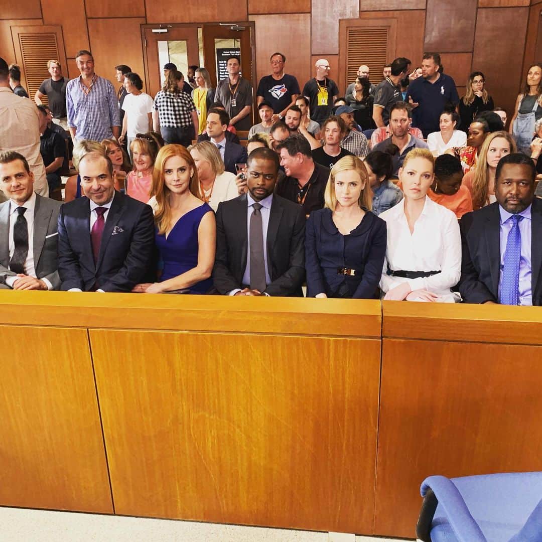 アマンダ・シュルのインスタグラム：「#TBT to last night’s episode of #Suits. Apparently only the right hand side got the “act serious” memo. @iamgabrielmacht @rickehoffman @iamsarahgrafferty @dulehill @katherineheigl #wendellpierce @halfadams (hiding in the back) @suits_usa」