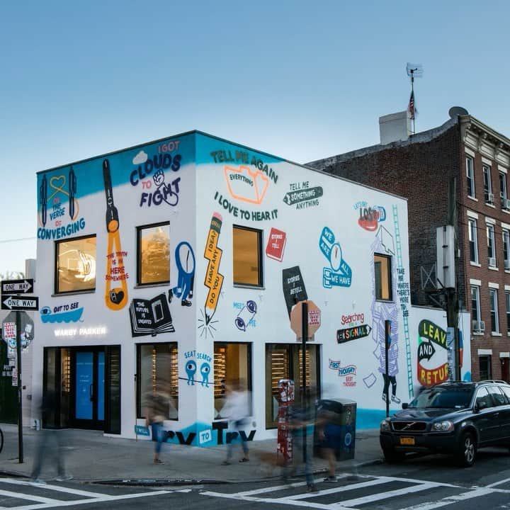 Warby Parkerのインスタグラム：「Hiya, Williamsburg! 👋We’re putting the finishing touches on our newest NYC location on N. 6th St. before our grand opening this Saturday—including this two-story mural by New York legend @steveespopowers that wraps around the outside. (It’s a stop-and-stare situation.) He’ll also be at the new store on Saturday, selling signed limited edition prints while supplies last. Come by! 📍124 N. 6th Street  Pssst: For fans of @steveespopowers who aren’t able to make it this weekend, we’re giving away a custom print to one lucky winner (swipe ➡️ to see!)—comment on your favorite part of the mural below for a chance to win! . . . . . No purchase necessary. 50 U.S./DC, 18+. Enter by 9/20/19 at 11:59 A.M. ET. See official rules at warby.me/2LBy4BF for details. Void where prohibited.」