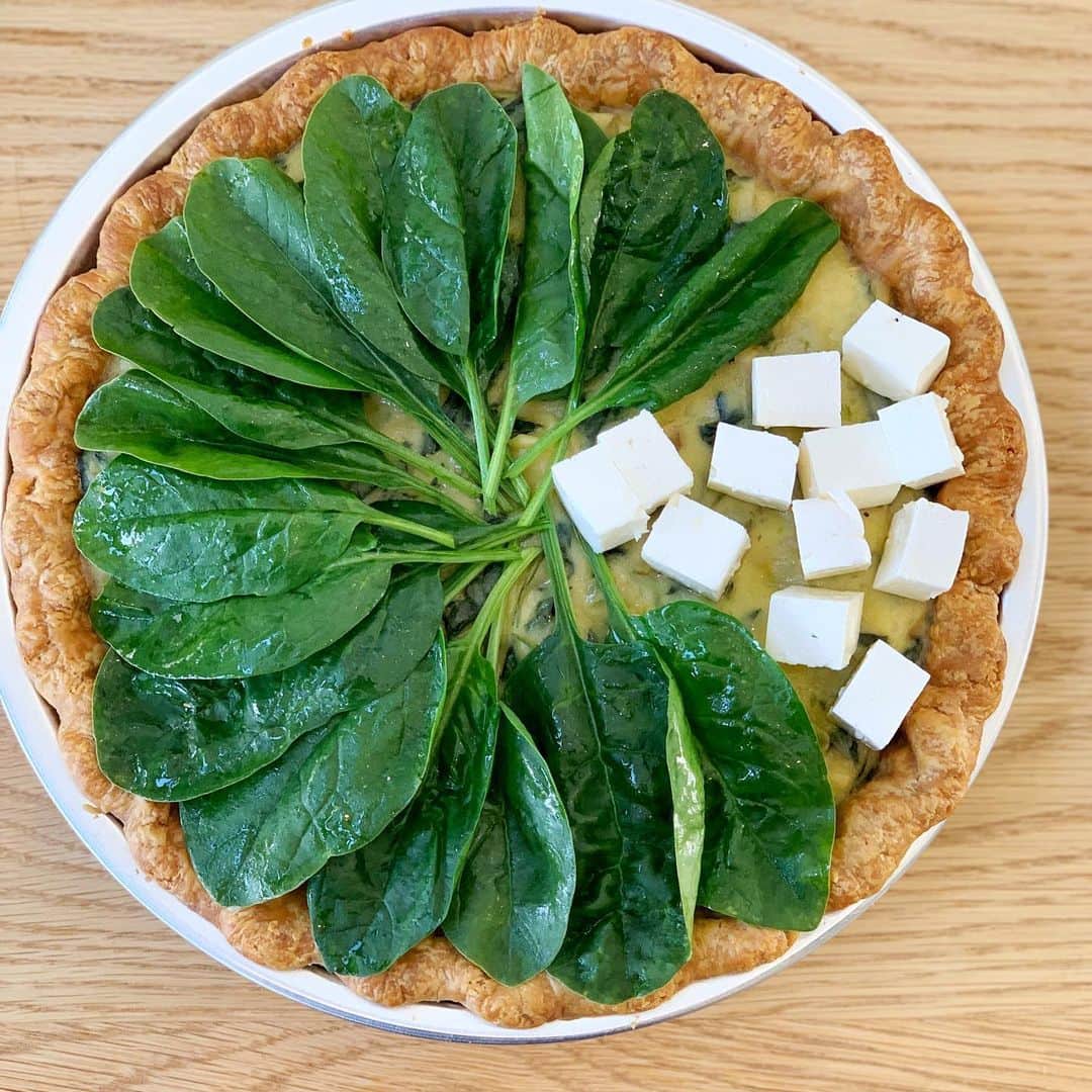 DOMINIQUE ANSEL BAKERYさんのインスタグラム写真 - (DOMINIQUE ANSEL BAKERYInstagram)「LA! Here’s a preview of our @189bydominiqueansel Pie Night pies. Tickets launch TOMORROW (Fri 9/20) at 12pm PT for Pie Nights on OCT 8-11, with seatings at 6pm and 8pm. Think: 90 minutes, 10 pies, unlimited slices, cocktails, warm apple cider, ice cream, and more. Head to PieNight.DominiqueAnselLA.com for tickets (via @Resy, pro tip: be signed in to your account in advance for faster check out). *** Our Pie Night LA menu: * Salted Caramel Apple Pie with caramelized autumn orchard Gala apples & gooey salted caramel * Yuzu & Fresh Blueberry Pie with homemade yuzu curd, blueberry compote, brûléed meringue, & fresh blueberries * @RuthReichl’s Sour Cherry Crostata, filled with sour cherries and a hint of lemon zest in a crisp cookie-like demerara crust * @ChefWolfgangPuck’s Chocolate Cream Pie with silky chocolate cream, vanilla Chantilly, and dark chocolate shavings * Strawberry Rhubarb Cheesecake Pie with farmers market strawberries, strawberry rhubarb jam, strawberry mousse, & creamy ricotta cheesecake * Harvest Squash, Blistered Cherry Tomato, & Lemon Ricotta Pie in a flaky golden pie crust * Spinach, Artichoke, Cheddar & Feta Pie, filled with creamy spinach artichoke dip, caramelized onions, melted cheddar, & crumbly feta * Aaron Franklin’s @franklinbbq Brisket Shepherd’s Pie with tender beef brisket cooked with Bordeaux & Worcestershire, rosemary, garlic mashed Yukon gold potatoes, & pickled fennel * @JesseTyler Ferguson’s Green Chile Chicken Pot Pie with slow-braised chicken thighs, New Mexico hatch green chiles, potatoes, peas, carrots, & celery in a hand-scored homestyle crust * Al Pastor & Roasted Pineapple Pie with slow-roasted pork al pastor, spit-roasted pineapple, yellow corn, tomato, chiles, and a squeeze for fresh lime」9月20日 1時35分 - dominiqueansel
