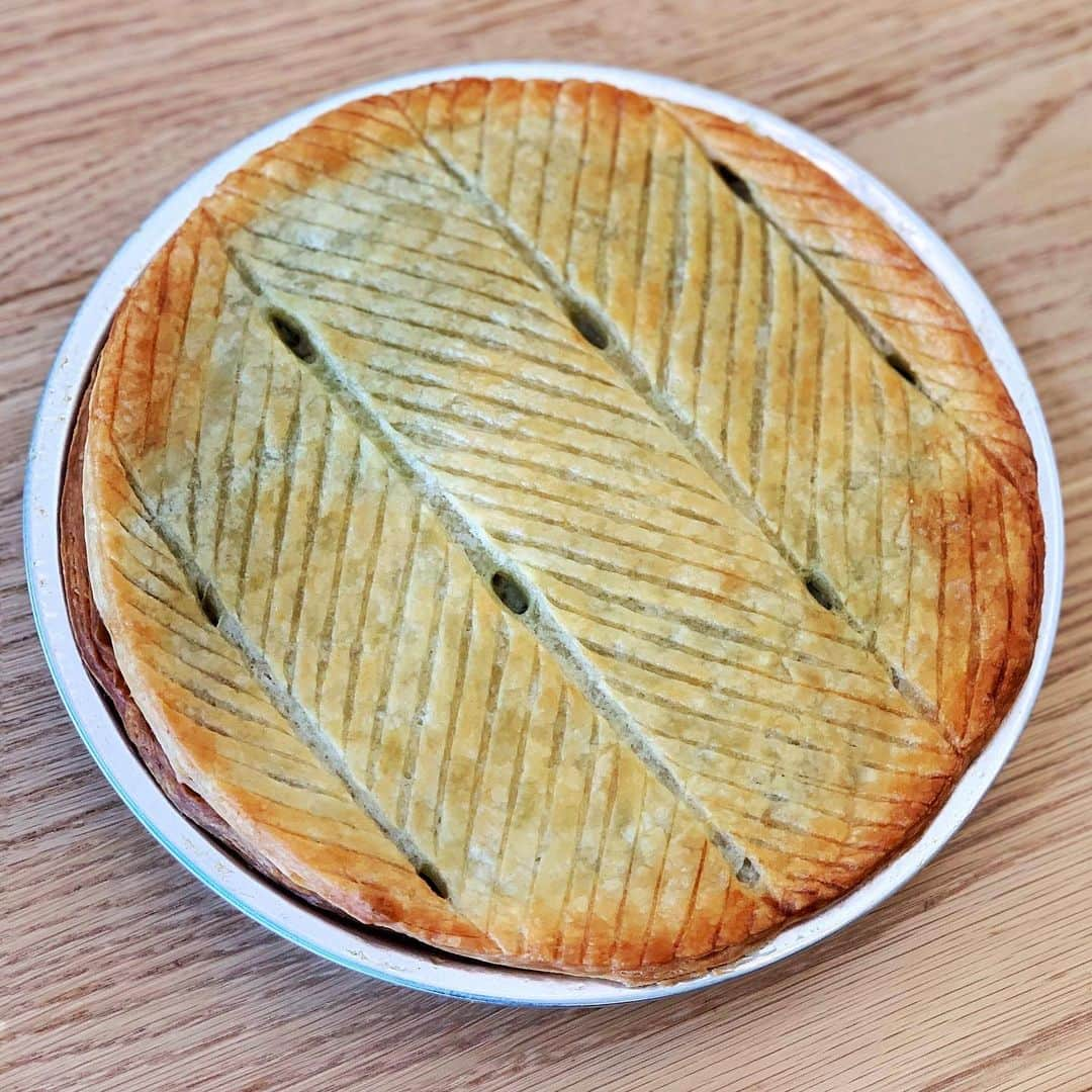 DOMINIQUE ANSEL BAKERYさんのインスタグラム写真 - (DOMINIQUE ANSEL BAKERYInstagram)「LA! Here’s a preview of our @189bydominiqueansel Pie Night pies. Tickets launch TOMORROW (Fri 9/20) at 12pm PT for Pie Nights on OCT 8-11, with seatings at 6pm and 8pm. Think: 90 minutes, 10 pies, unlimited slices, cocktails, warm apple cider, ice cream, and more. Head to PieNight.DominiqueAnselLA.com for tickets (via @Resy, pro tip: be signed in to your account in advance for faster check out). *** Our Pie Night LA menu: * Salted Caramel Apple Pie with caramelized autumn orchard Gala apples & gooey salted caramel * Yuzu & Fresh Blueberry Pie with homemade yuzu curd, blueberry compote, brûléed meringue, & fresh blueberries * @RuthReichl’s Sour Cherry Crostata, filled with sour cherries and a hint of lemon zest in a crisp cookie-like demerara crust * @ChefWolfgangPuck’s Chocolate Cream Pie with silky chocolate cream, vanilla Chantilly, and dark chocolate shavings * Strawberry Rhubarb Cheesecake Pie with farmers market strawberries, strawberry rhubarb jam, strawberry mousse, & creamy ricotta cheesecake * Harvest Squash, Blistered Cherry Tomato, & Lemon Ricotta Pie in a flaky golden pie crust * Spinach, Artichoke, Cheddar & Feta Pie, filled with creamy spinach artichoke dip, caramelized onions, melted cheddar, & crumbly feta * Aaron Franklin’s @franklinbbq Brisket Shepherd’s Pie with tender beef brisket cooked with Bordeaux & Worcestershire, rosemary, garlic mashed Yukon gold potatoes, & pickled fennel * @JesseTyler Ferguson’s Green Chile Chicken Pot Pie with slow-braised chicken thighs, New Mexico hatch green chiles, potatoes, peas, carrots, & celery in a hand-scored homestyle crust * Al Pastor & Roasted Pineapple Pie with slow-roasted pork al pastor, spit-roasted pineapple, yellow corn, tomato, chiles, and a squeeze for fresh lime」9月20日 1時35分 - dominiqueansel