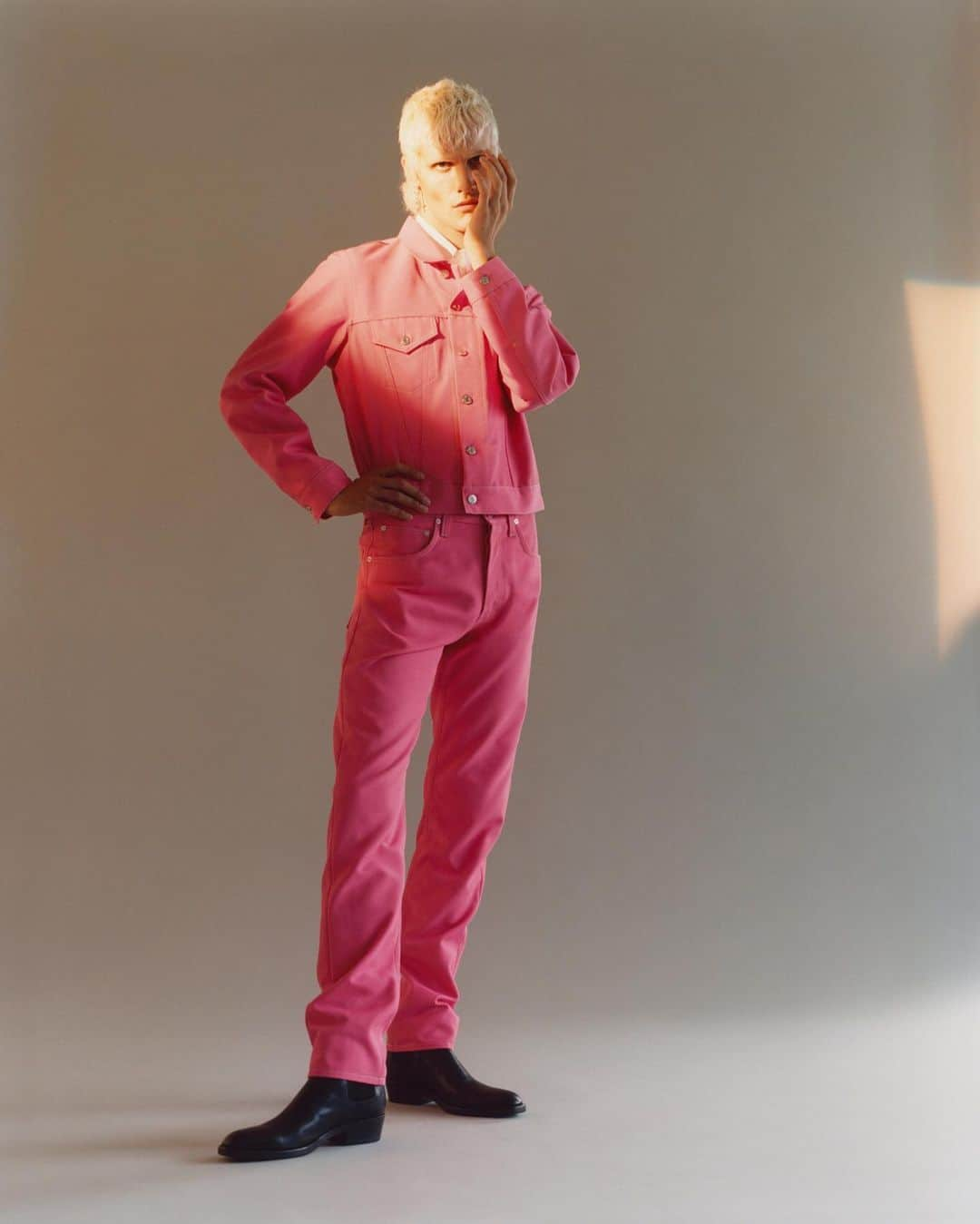 バーニーズ・ニューヨークのインスタグラム：「Be a flamingo in a flock of pigeons with this powerfully pink @helmutlang denim set. Over 250 new styles from @helmutlang, @maisonmargiela and more just hit the site. Head to our IG stories to see #WhatsNewNow. Photographed by: @seanandseng」