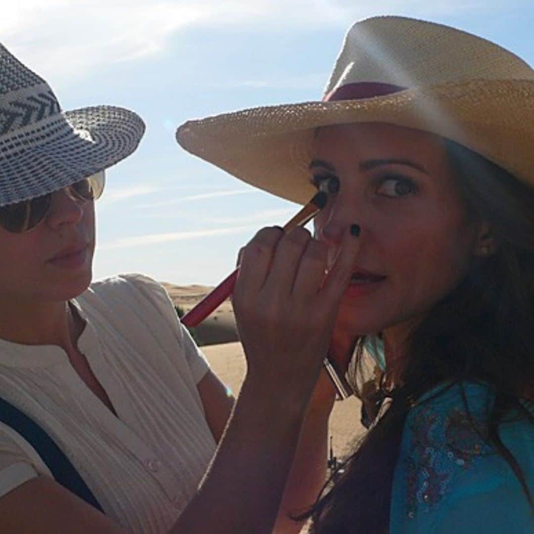 クリスティン・デイヴィスさんのインスタグラム写真 - (クリスティン・デイヴィスInstagram)「#bts #tbt In Morocco filming SATC 2 . This is the suberbly talented @leder818 (Nikki Lederman) doing my make up in the Sahara. Nikki did my make up on SATC for the majority of the show and the second film ( because she was having a baby during the first film). And I consider myself so lucky to have had such a calm and talented make up artist and friend for so long. The second pic is @cynthiaenixon and I riding our friend the camel , Siduo. And more of our amazing SATC crew in the dunes. What an incredible experience we got to have💞💓💗💕💖」9月20日 1時42分 - iamkristindavis