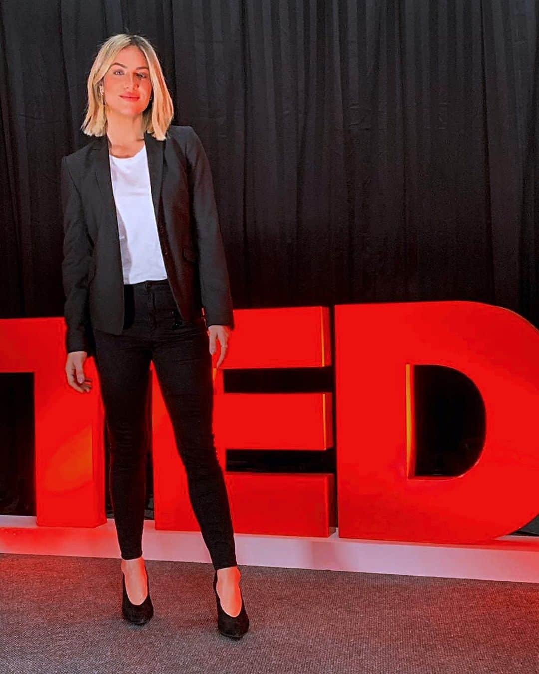 Giovanna Ewbankさんのインスタグラム写真 - (Giovanna EwbankInstagram)「Quando fui convidada para o @tedx_official bateu aquele friozinho na barriga. Sabe aquele medo, aquela sensação de “será que sou capaz?” Pois é, bateu forte! Falar em público nunca foi um problema pra mim, mas esse foi um desafio diferente. Porque participar de um TEDx é se despir, se expor (mais ainda, rsrs) pro mundo. Eu propus um papo muito honesto e sincero, desses que eu nunca tive com ninguém sobre a maternidade. Coloquei pra fora meus sentimentos mais profundos, minhas alegrias, meus medos, minhas dores e claro, o meu profundo amor pelos meus filhos. Falei também sobre o mundo, como ele se relaciona comigo e minha história, como muitas vezes ele é lindo e outras cruel. Encontrei uma plateia linda, calorosa, cheia de amor e que se emocionou junto comigo naquele palco. Eu abri meu coração para tantos outros corações e foi uma experiência linda de troca. Muito obrigada Marieli Gurgacz, Veronica Gibowski e toda a equipe por esse momento inesquecível! Logo logo trago pra vocês os vídeos desse encontro incrível! ❤️ #tedx」9月20日 1時43分 - gioewbank