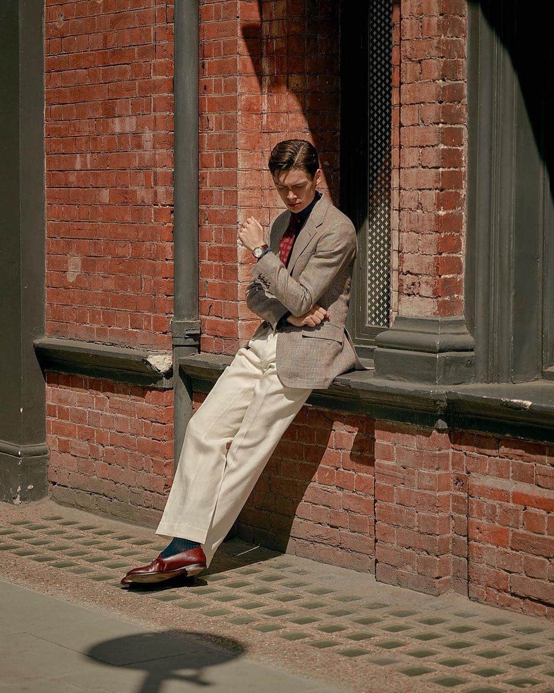 ギーブス&ホークスのインスタグラム：「Repost from @mathiaslefevre Made-To-Measure Look 3 @gieveslondon - Commissioning two three-piece suits allowed me to mix and match the separates. The cream trousers compliments the brown Prince of Wales jacket perfectly. Here styled with a royal blue shirt and sock, a red paisley tie and burgundy horsebit loafers - What do you think? ⁣⁣⁣ - Read the full review & guide on made-to-measure → 𝐋𝐢𝐧𝐤 𝐢𝐧 𝐛𝐢𝐨⁣⁣⁣ ⁣⁣⁣ #SavileRow #MadeToMeasure #Tailoring #MathiasLeFevre⁣⁣⁣ ⁣⁣⁣ Photography by @nicktydeman」
