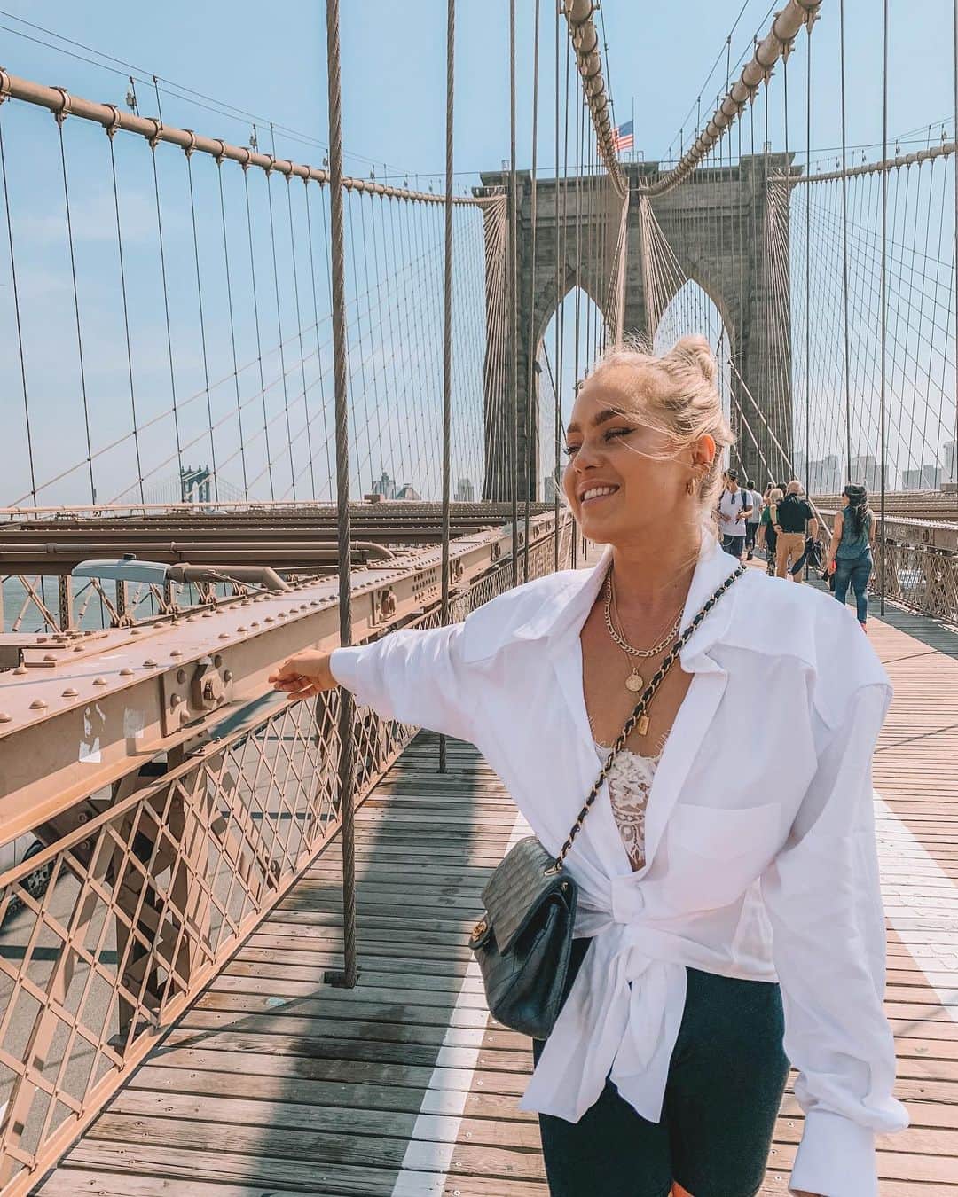 アンジェリカ・ブリックさんのインスタグラム写真 - (アンジェリカ・ブリックInstagram)「Happy gal on the Brooklyn Bridge ✌🏽 I always walk over the Brooklyn bridge every time I’m in NYC - it’s almost like a tradition of mine. What do you guys always do or visit when you are in NYC?」9月20日 1時45分 - angelicablick