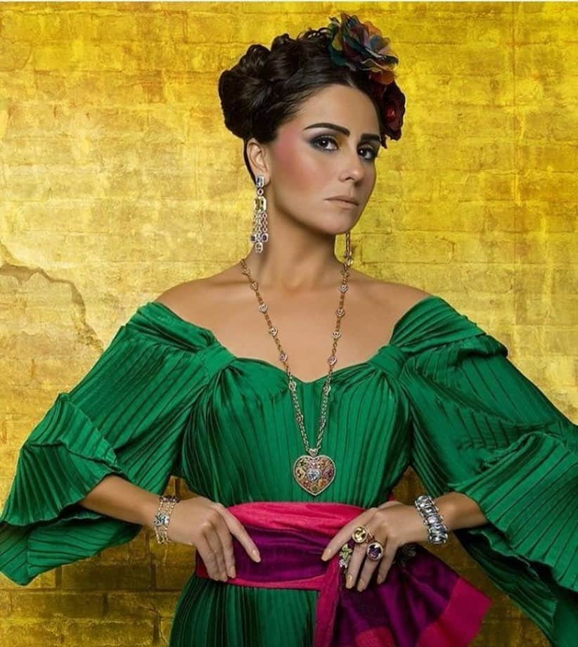 Giovanna Antonelliのインスタグラム：「Sobre o dia em que me vesti de Frida com essa foto do meu amigo @eufernandotorquatto e produção da amada @maritorquatto ❣ "Pés, para que os quero, se tenho asas para voar?" Frida Kahlo  #tbt」