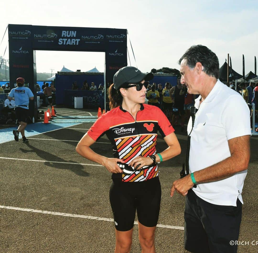 カーラ・ソウザのインスタグラム：「Got the chance to be on the Disney team for the @nauticamalibutri for the 4th year in a row last weekend. More than $1.3 million dlls were raised for @childrensla pediatric cancer research! Thanks to everyone who made it happen and keep giving hope to so many families. #nauticamalibutri #triathlon  Tuve la oportunidad de participar por 4ta vez en el triathlon de Malibu este fin de semana pasado, con la finalidad de recuadrar fondos para los niños con Cáncer. Quiero agradecerle a todos los voluntarios y la gente que hizo que este evento llene de esperanza a tantas familias. 🙏🏼❤️ Me encontré con varios paisanos mexicanos haciendo la carrera lo cual lo hizo aún más especial! 🇲🇽 💪🏽😎」