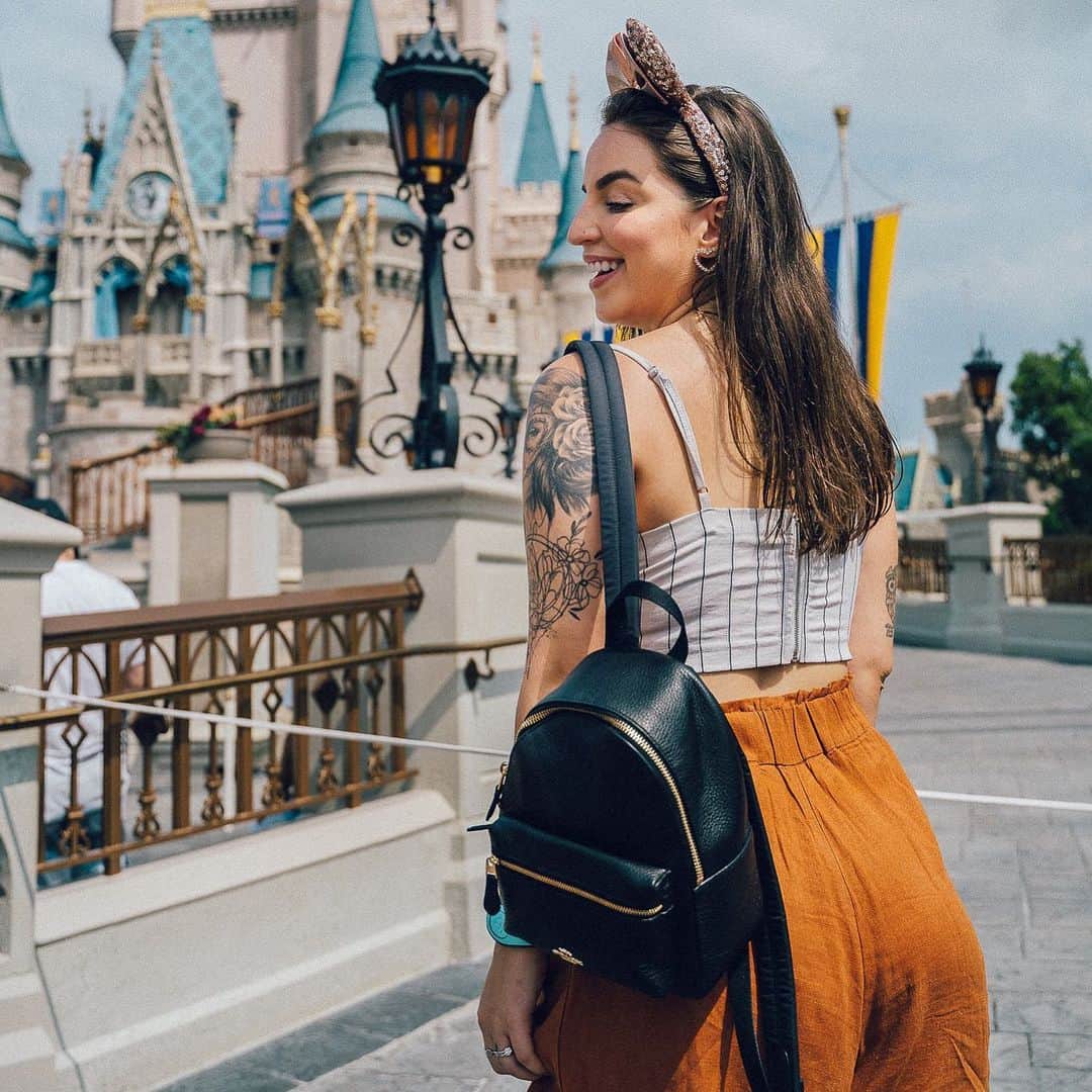 Bruna Unzuetaのインスタグラム：「#tbt de ontem, vale? Kkkk já com saudades do Magic Kingdom ✨ close na minha mini mochila da @coach , que as meninas da @quickfunstore me mandaram! Elas fazem o redirecionamento de produtos pro Brasil e o grande diferencial delas é a venda direta, onde elas compram o que o cliente deseja e enviam com o valor final, já com as taxas, frete internacional e sem risco de alfândega 😊e o mais importante, elas parcelam via PagSeguro」