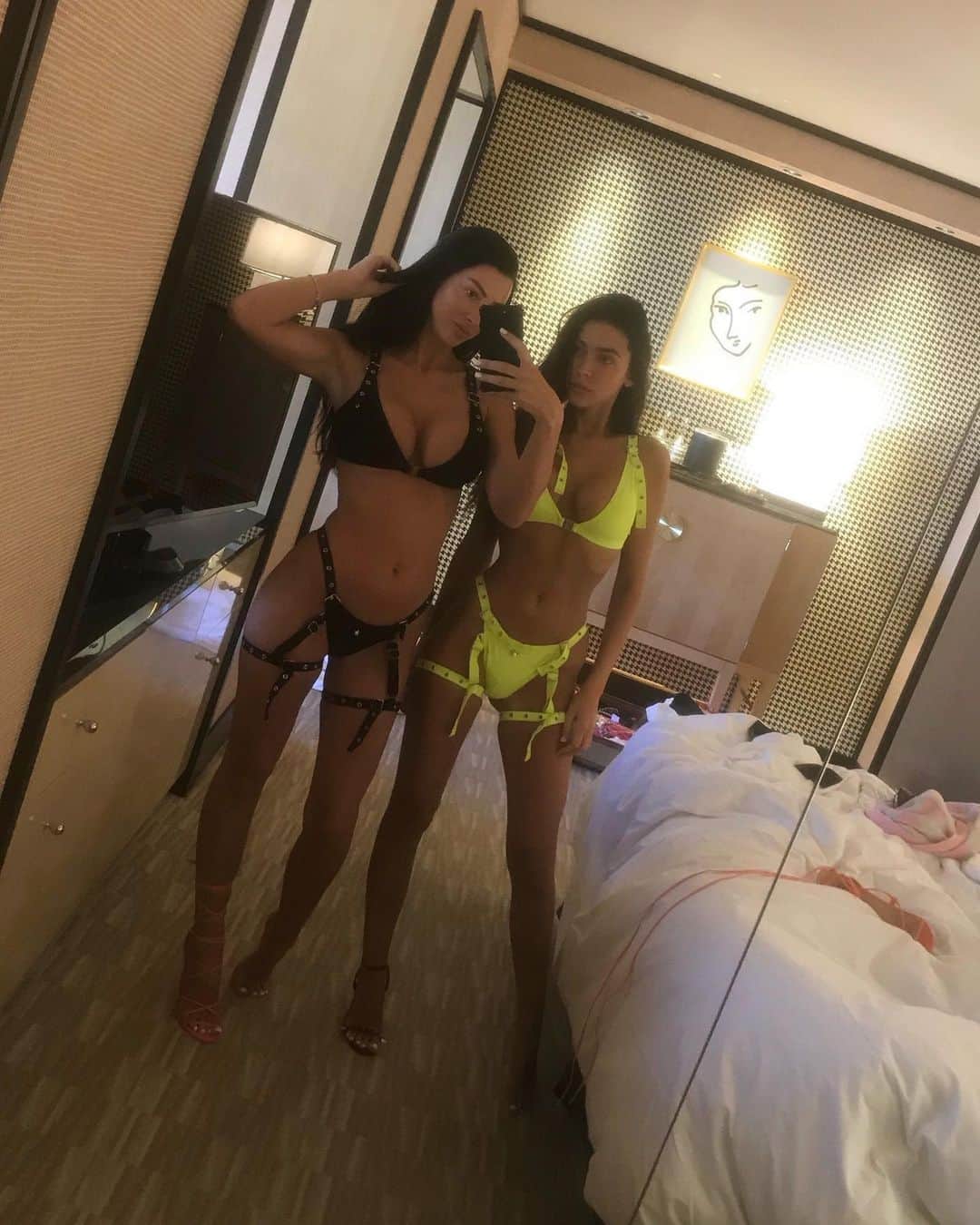 のインスタグラム：「One shoe on and one shoe off besties 👯 Wearing fireeee new bikinis @pretty__pink__princess」