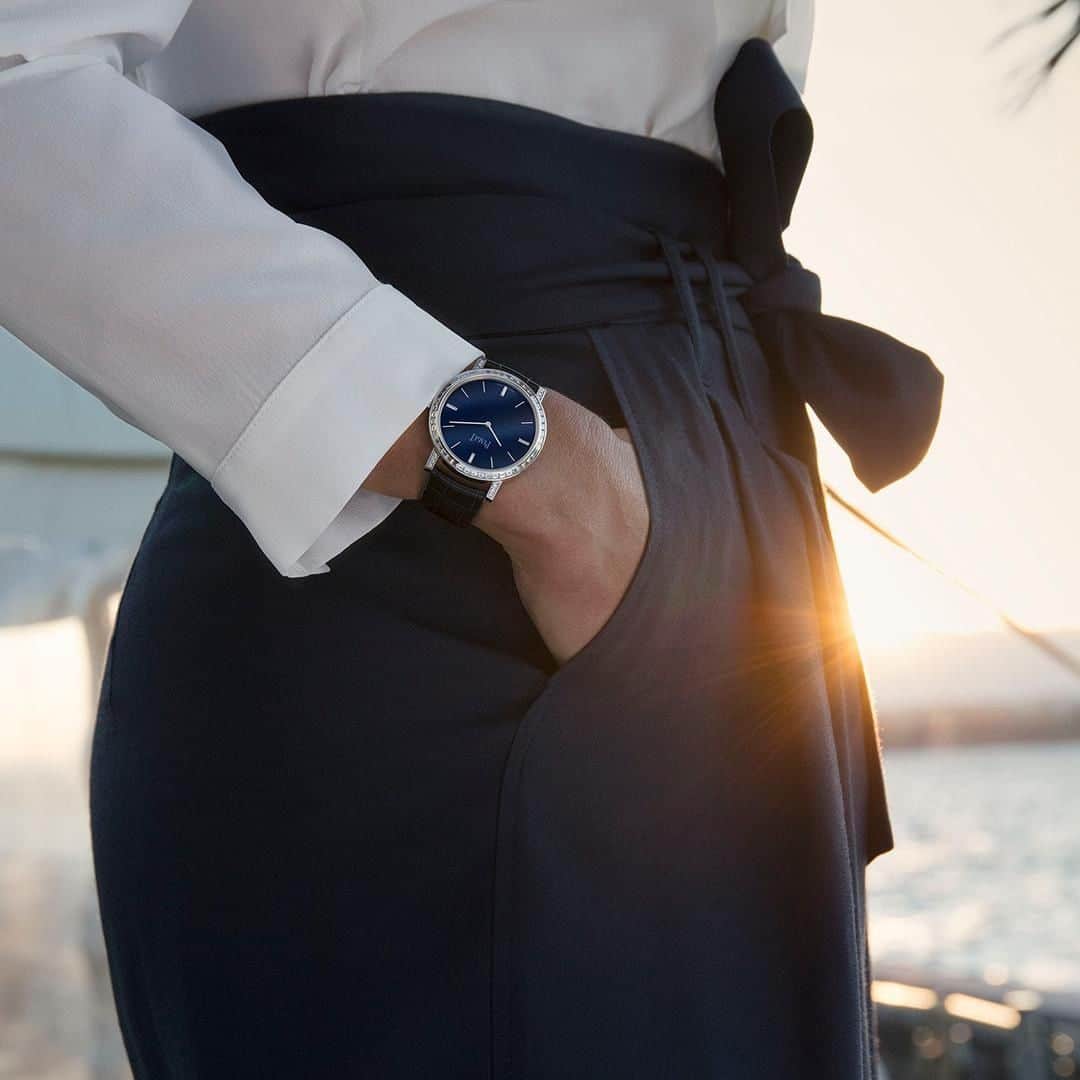 ピアジェさんのインスタグラム写真 - (ピアジェInstagram)「A watch that seamlessly goes from day to night, it's the chic #PiagetAltiplano watch with a midnight blue lacquered dial and baguette-cut diamonds. #Piaget #PiagetWatches」9月20日 2時00分 - piaget
