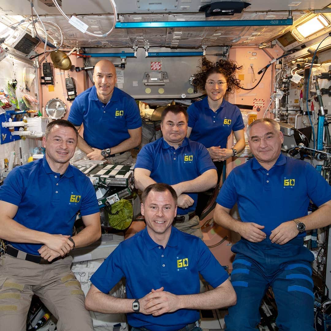 のインスタグラム：「The six-member Expedition 60 crew from the United States, Russia and Italy gathers for a portrait inside the International Space Station's Unity module. In the front row from left are, NASA astronauts Andrew Morgan and Nick Hague and Roscosmos cosmonaut Alexander Skvortsov. In the back are, ESA (European Space Agency) astronaut Luca Parmitano, Roscosmos cosmonaut and station commander Alexey Ovchinin and NASA astronaut Christina Koch.  #nasa #roscosmos #esa #astronaut #cosmonaut #international #space #station」