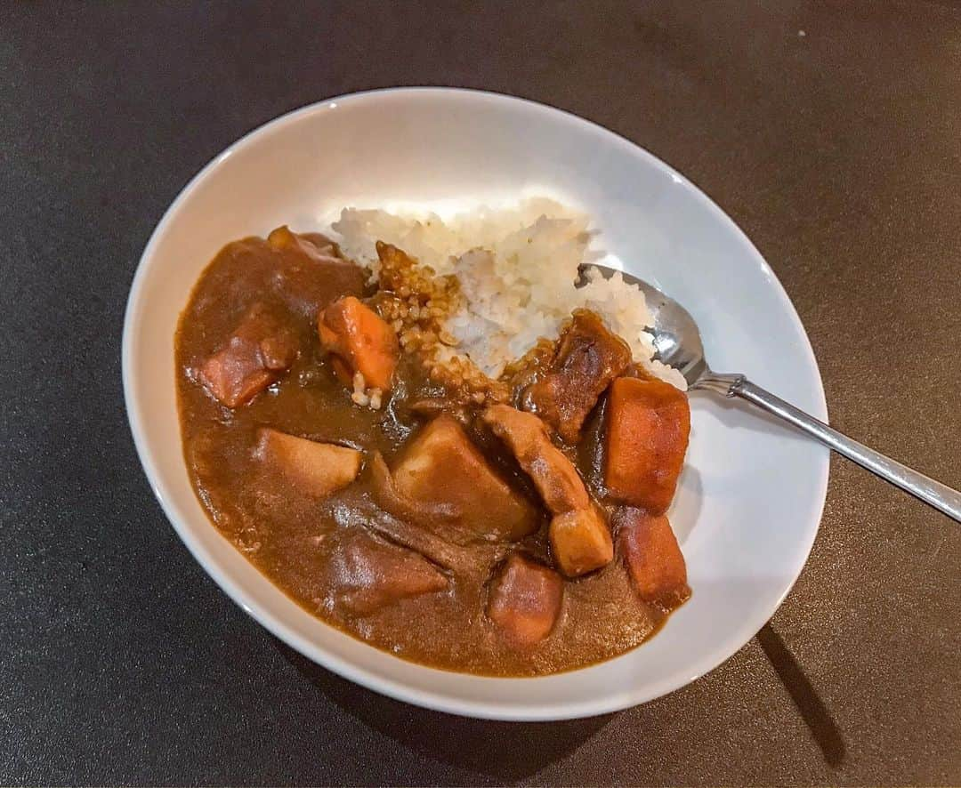 ドーキンズ英里奈さんのインスタグラム写真 - (ドーキンズ英里奈Instagram)「🍛🍛🍛 ⠀ 小麦粉の代わりに大豆を使ったのカレー粉を 母がおススメしてくれたので、作ってみたの。 ⠀ ちゃんとスパイス効いてるし コクもしっかりあるし ピリッと辛くて美味しかった😋 ⠀ ⠀ 具材は王道です。 (いつも余計なもの混ぜて失敗するの…) ちょっと、にんじん大きく切りすぎたなぁ💭 ⠀ ⠀ 来週、誕生日きたらもう27歳なので そろそろ料理も頑張ります🤭 ⠀ ⠀ ⠀ #curryrice #カレーライス #カレー  #ロイヤルクイーン鍋 #大豆粉のカレー粉  #料理上手になりたい #ドキンの料理記録」9月20日 2時08分 - erinadawkins