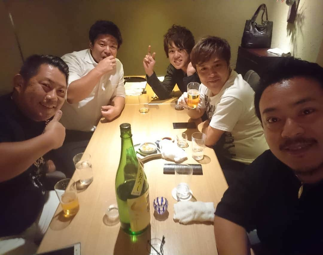 高井俊彦さんのインスタグラム写真 - (高井俊彦Instagram)「【ありがとうございます😃✌️】 誕生日から約１ヶ月ー。 なのに祝って頂きました‼️ 感謝✨感謝✨感謝✨  北新地『縁』で美味しいもん&日本酒フルコース☺️🎶 新喜劇を可愛がってくださってる杉ちゃんさん、縁のオーナー鳥山さん、我がバンマス白川さん、サプライズで来てくれた岡崎✋  本当にありがとうございました⤴️⤴️⤴️ わたしは幸せ者です🙌  実は先々週誕生日会をしてもらってたんですが、連絡ミスでわたしが静岡泊まりだった為、わたし無しの誕生日会リハーサルをしてくれてはりました❗  今日はいてました👍」9月20日 2時08分 - takai_toshihiko