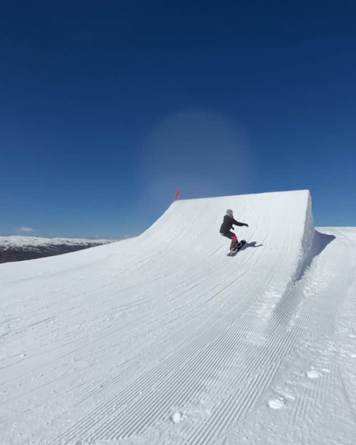 ジェイミー・アンダーソンのインスタグラム：「Snowboarding 💙」