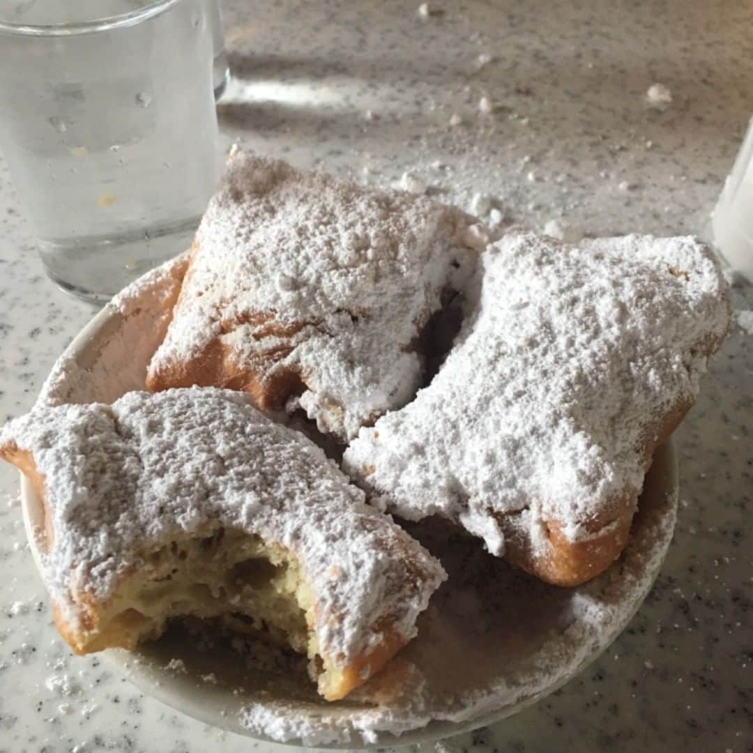 エディ・ケイヒルのインスタグラム：「Dear New Orleans, Between the sweet and the fried I’m not quite sure if you love me or you’re trying to kill me. Either way I’m smitten.  xoxo」