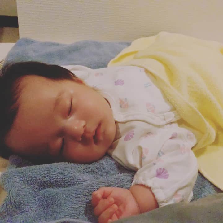 しほの涼さんのインスタグラム写真 しほの涼instagram セルフねんね について 結構ご質問を頂いたので参考になればと書いておきます 背中スイッチ 全開だった娘さん 一ヶ月健診までは ラッコ抱き でしか寝ず私の息が苦しくなって起きる事もしばしば それ