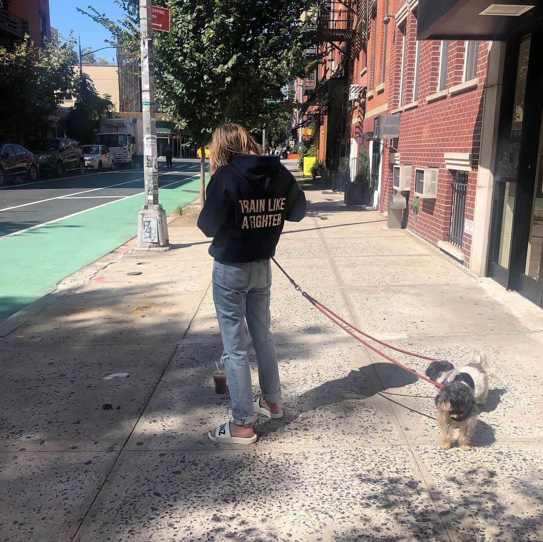アシュレイ・ベンソンのインスタグラム：「Dog mom」