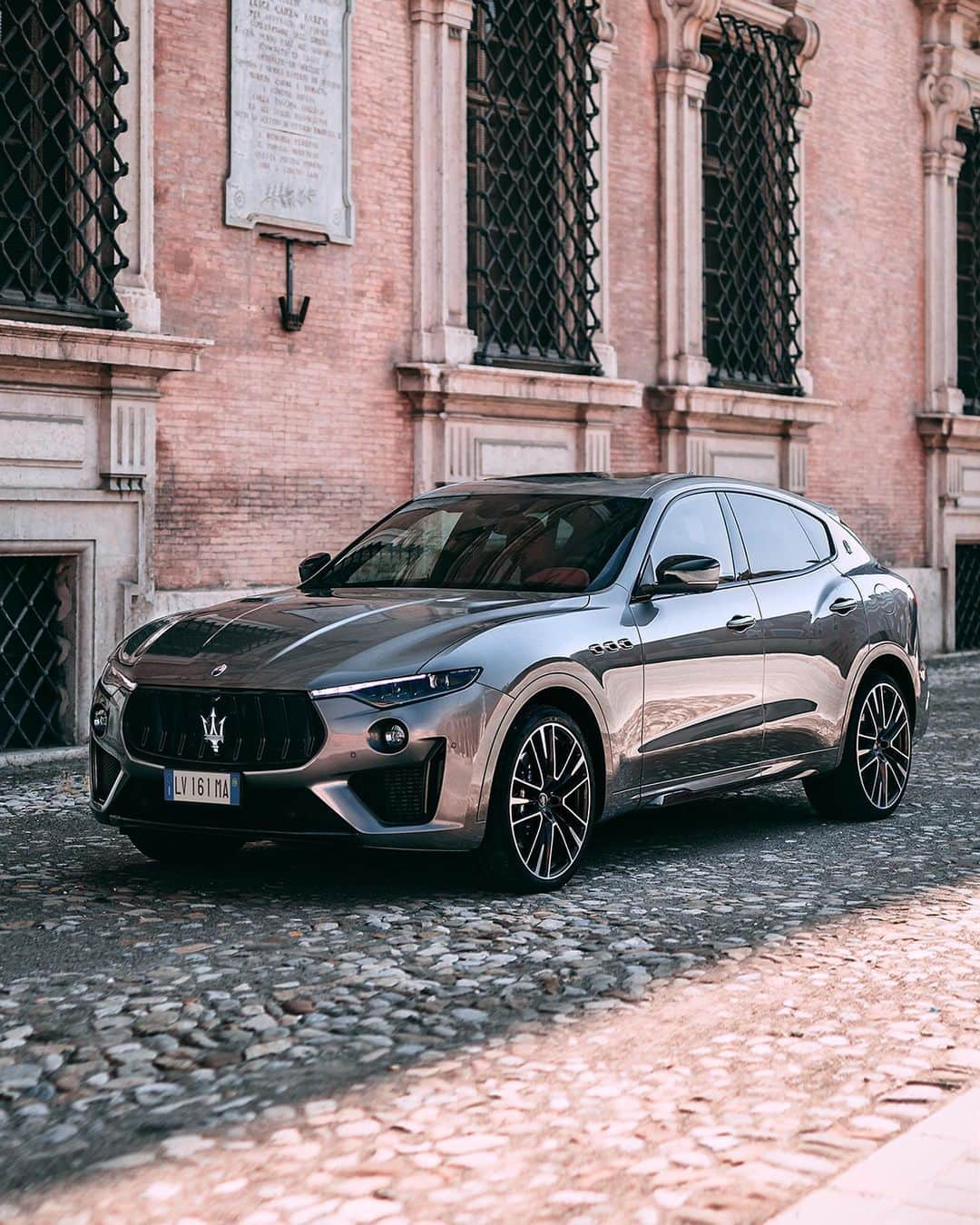 マセラティさんのインスタグラム写真 - (マセラティInstagram)「Isn't this a striking sight? The stately force of the #MaseratiLevanteTrofeo's imposing presence. #Maserati  #MaseratiLevante」9月20日 2時24分 - maserati