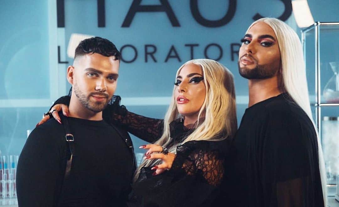 A riel D iazのインスタグラム：「Still can’t believe I met the incomparable @ladygaga 🖤 this woman has meant so much to me for so long. we got a chance to chat and have an actual moment that I’ll never forget. So surreal, congrats on the launch of @hauslabs Queen! 🦄 check my story for swatches on the full collection #hauslabs #hauslaboratories」