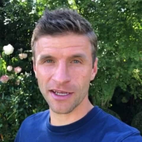 トーマス・ミュラーのインスタグラム：「In meinem monatlichen Newsletter gibt’s persönlich Einblicke hinter die Kulissen.  Dieses Mal möchte ich eure Fragen beantworten, die ihr mir schon immer Mal stellen wolltet. Somit, unten ⬇️ im Kommentar einfach eure Frage stellen, ich werde so viele wie möglich in meinem Newsletter Anfang Oktober beantworten. Den Link zur Newsletter-Anmeldung findet ihr in der Bio 👆🏻😀 #newsletter #esmuellert #eurefragen #thomasmüller」