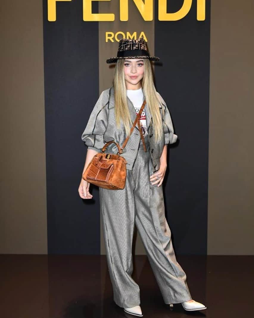 サブリナ・カーペンターのインスタグラム：「@fendi」