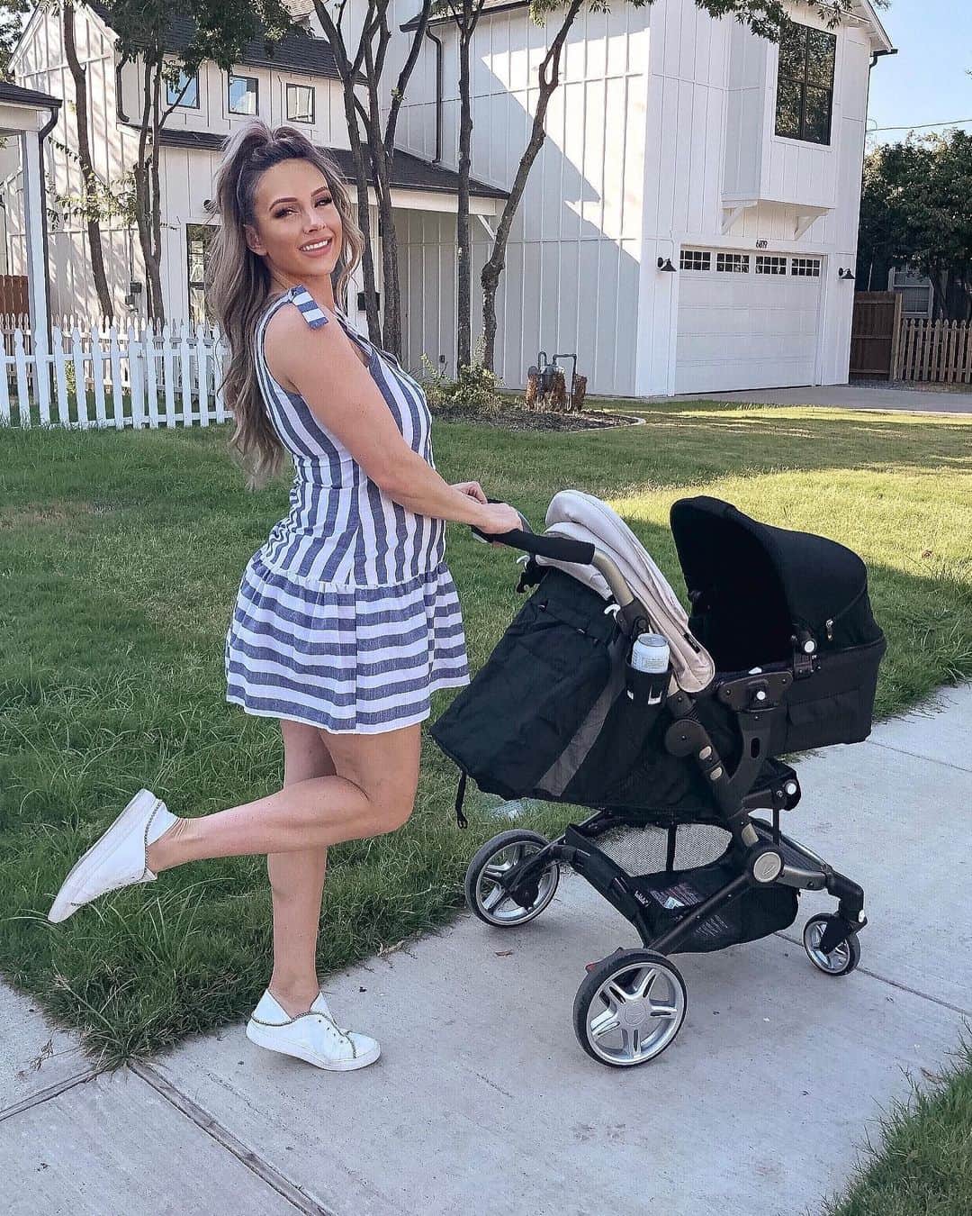 Paige Hathawayさんのインスタグラム写真 - (Paige HathawayInstagram)「✨IT’S GIVEAWAY TIME ✨ Baby Presley 👶🏼 thought it would be a good idea to do a GIVEAWAY with one of her fave new rides.  The @larktale Coast Stroller is SUPER convenient! You have to see how effortlessly this breaks down ...it’s the little things y’all! 🙃🙏🏼 SWIPE OVER to see this stroller break down in secs for EZ carry.. OK, back to the GIVEAWAY!  TO ENTER: 1. FOLLOW @larktale 2. LIKE this post 3. TAG a friend in the comments below - the more people you tag the higher your chances of winning!  Contest ends this Sunday and open to U.S. residents only. Must be 18+ or older to enter. Winners will be contacted via private message or announced on my Stories. Contest is not affiliated with Instagram. WINNER HAS BEEN ANNOUNCED! THANK YOU TO EVERYONE WHO ENTERED!! 💗」9月20日 2時27分 - paigehathaway