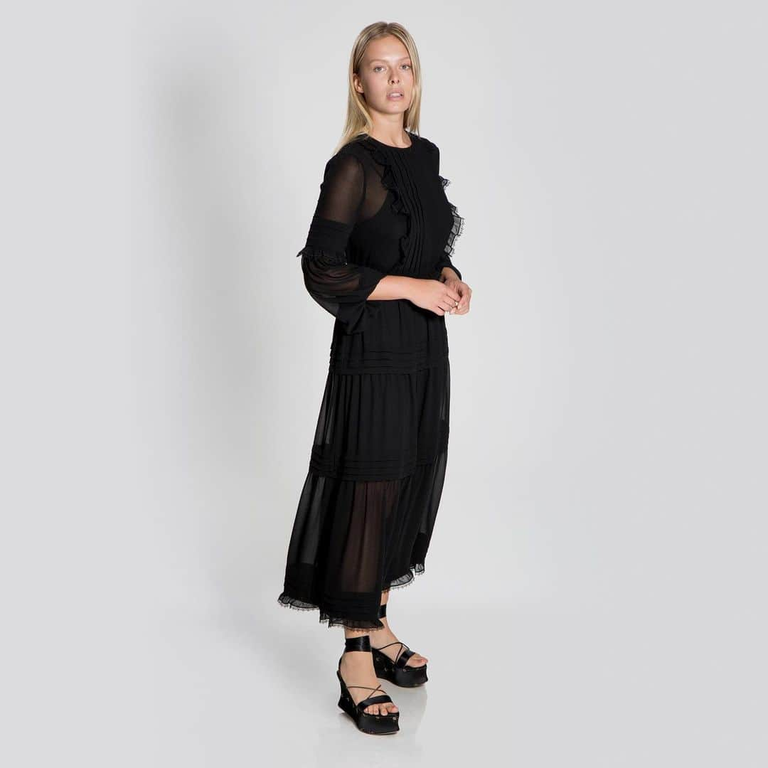 マックススタジオのインスタグラム：「Poly Georgette Pleated & Lace Trimmed Maxi Dress #fashion」