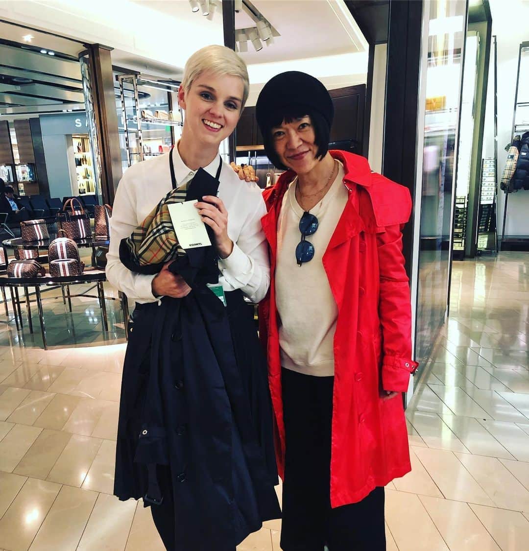 のインスタグラム：「BurberryのEco NYL 思わず彼女が可愛いくて…Burberryに入ったら… エコナイロンの話を一生懸命してくれて…「私達はもう地球を汚したくないの！もちろん私個人もそう思う！」って…  帰りの空港で…彼女と出会って…話をしながら…奥から…表に黒しか出していないコート売り場なのに、何故か私の好きな赤いコート出してきてくれて…そしてこんな話をしてきて…思わず抱きしめたくなった✨  #Burberry #エコナイロン #eco #可愛い人 #ショップ店員さんのカガミ！」