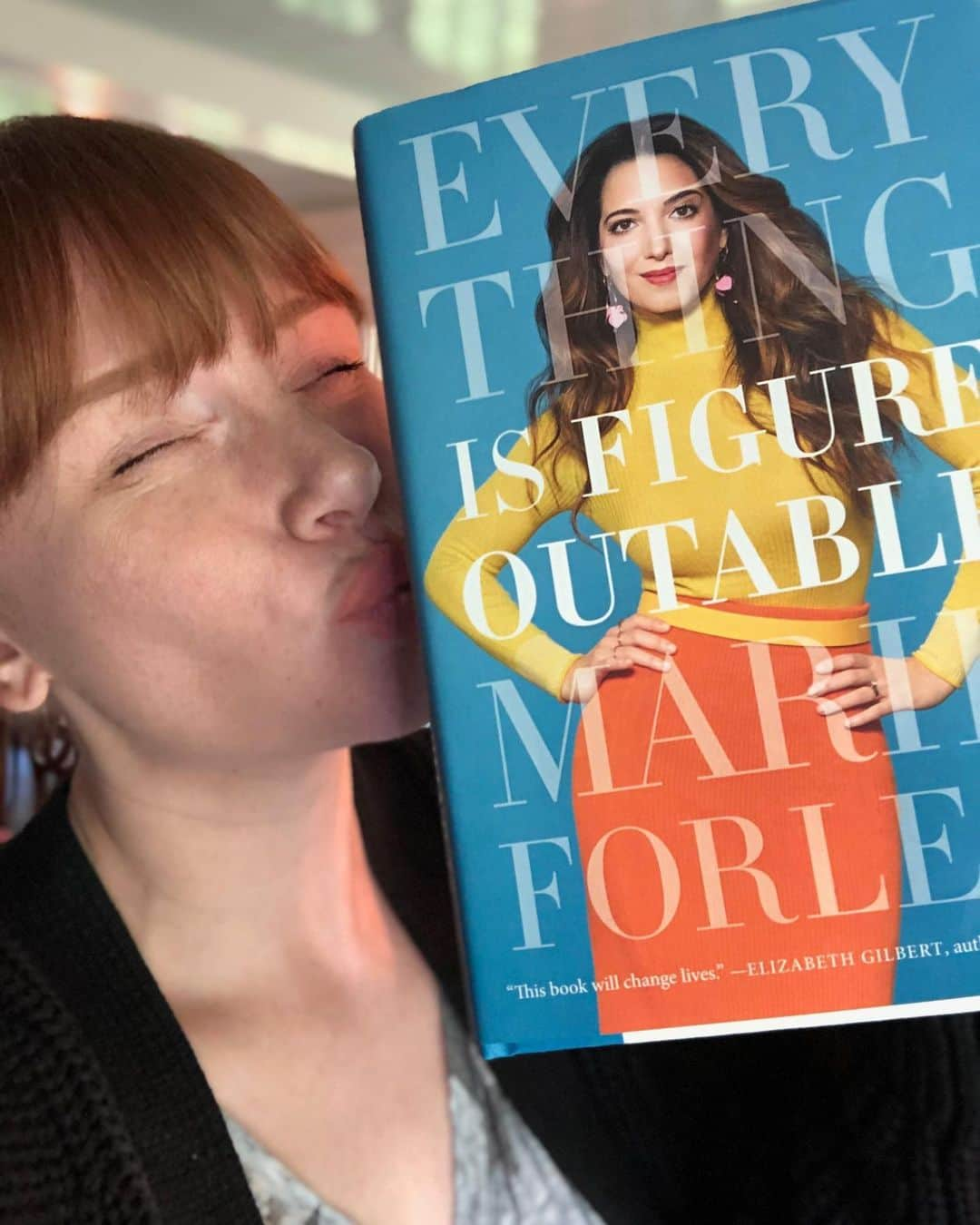 ブライス・ダラス・ハワードさんのインスタグラム写真 - (ブライス・ダラス・ハワードInstagram)「Everything is Figureoutable -- the mantra I now live by thanks to the iconic Marie Forleo. Only Marie could pull off a book tour with dancing, live music, more dancing AND still have it be such a deeply emotional and powerful evening. Last week was her book tour launch and let me tell you it was epic. It's the only time I've seen an audience not on their phones and just tuned into the power of Marie's message and the power that lies within themselves. Being in that space made me so inspired to work towards my goals, but also confident that I will be able to figure them out! My big take away: self talk is everything — the language we use when we talk to ourselves has a huge impact on how capable we feel because we'll never know our true potential if we stop ourselves before we even have the chance to try. I could go on and on, but the truth all lies in @marieforleo's new book, "Everything is Figureoutable." #BDHBookshelf. #TBT」9月20日 2時45分 - brycedhoward