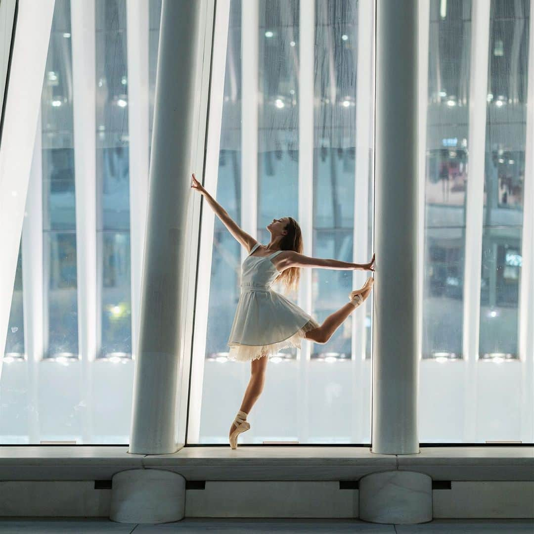 ballerina projectさんのインスタグラム写真 - (ballerina projectInstagram)「Stephanie Williams in New York City. #ballerina - @wheresmytutu #theoculus #newyorkcity #ballerinaproject #ballerinaproject_ #ballet #dance #pointe #stephaniewilliams  The Ballerina Project book is now in stock at Amazon. Link is located in our Instagram profile. #ballerinaprojectbook」9月20日 2時48分 - ballerinaproject_