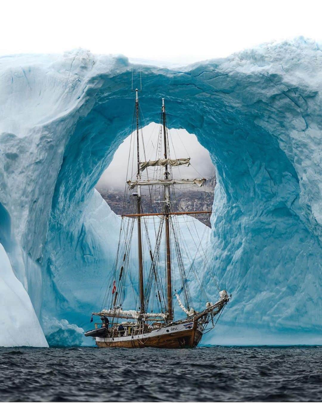 Earth Picsさんのインスタグラム写真 - (Earth PicsInstagram)「Sailing in Greenland 🇬🇱 with @joe_shutter」9月20日 2時48分 - earthpix