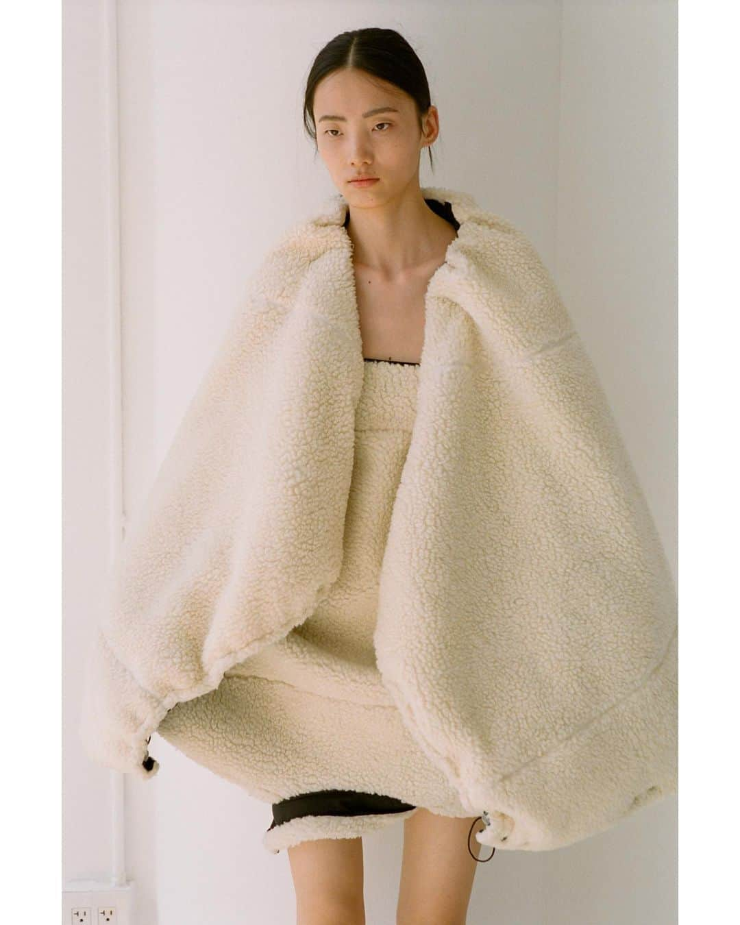 3.1フィリップリムさんのインスタグラム写真 - (3.1フィリップリムInstagram)「The Merino Series in collaboration with The Woolmark Company builds upon our mission to go fur-free; offering wool Sherpa as a natural fur alternative - allowing our global citizens to shop with their values top of mind.  @thewoolmarkcompany  Creative Director: Phillip Lim  Photographers: HART LËSHKINA  Stylist: Melissa Levy  Set design: Mila Taylor-Young  Hair: Tamas Tuzes  Make-up: Allie Smith  Model: Liu Huan  #MerinoWool #31SustainableBalance #31MerinoSeries」9月20日 2時53分 - 31philliplim