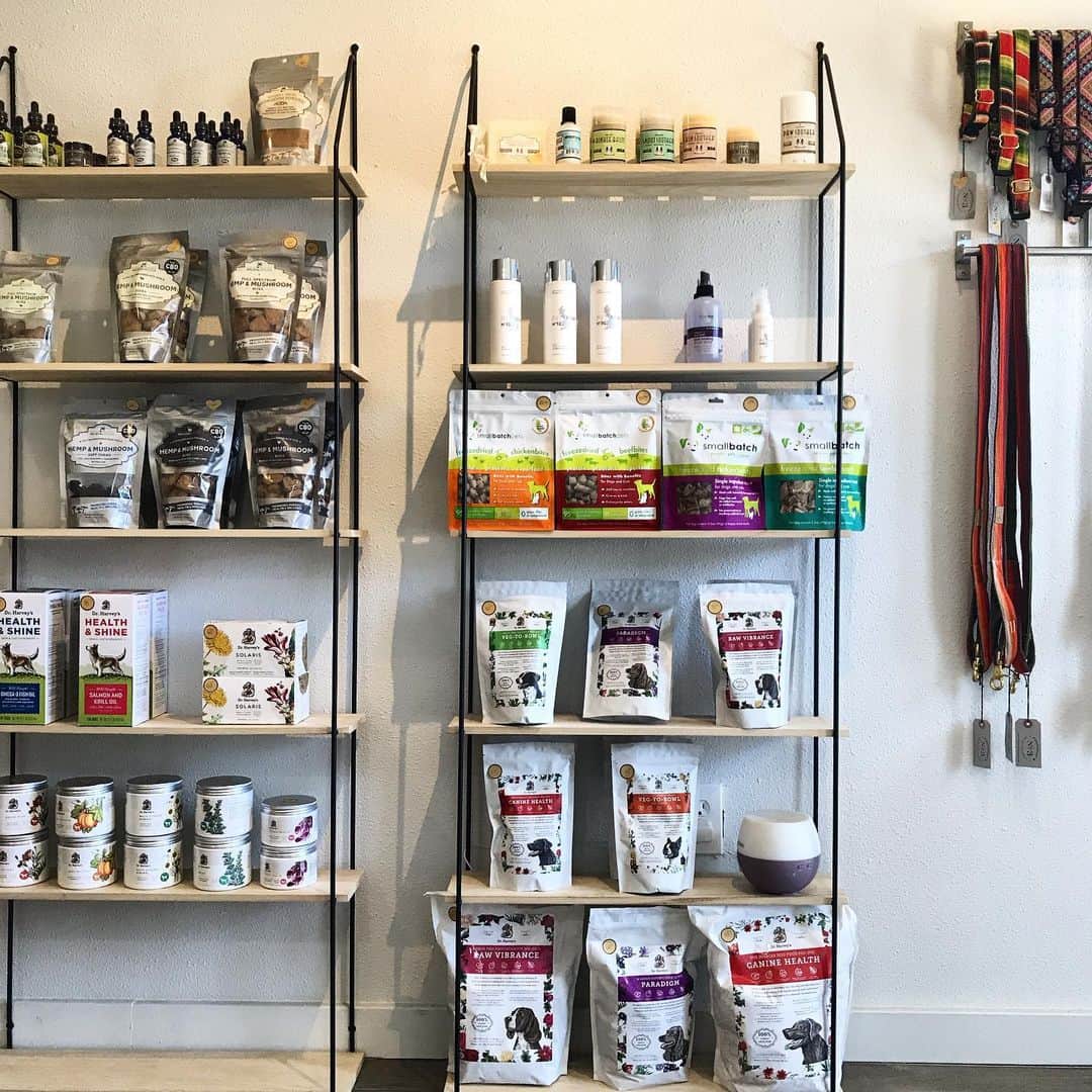Dogs by Ginaのインスタグラム：「Offering the best in holistic health for your fur-end 🐾」