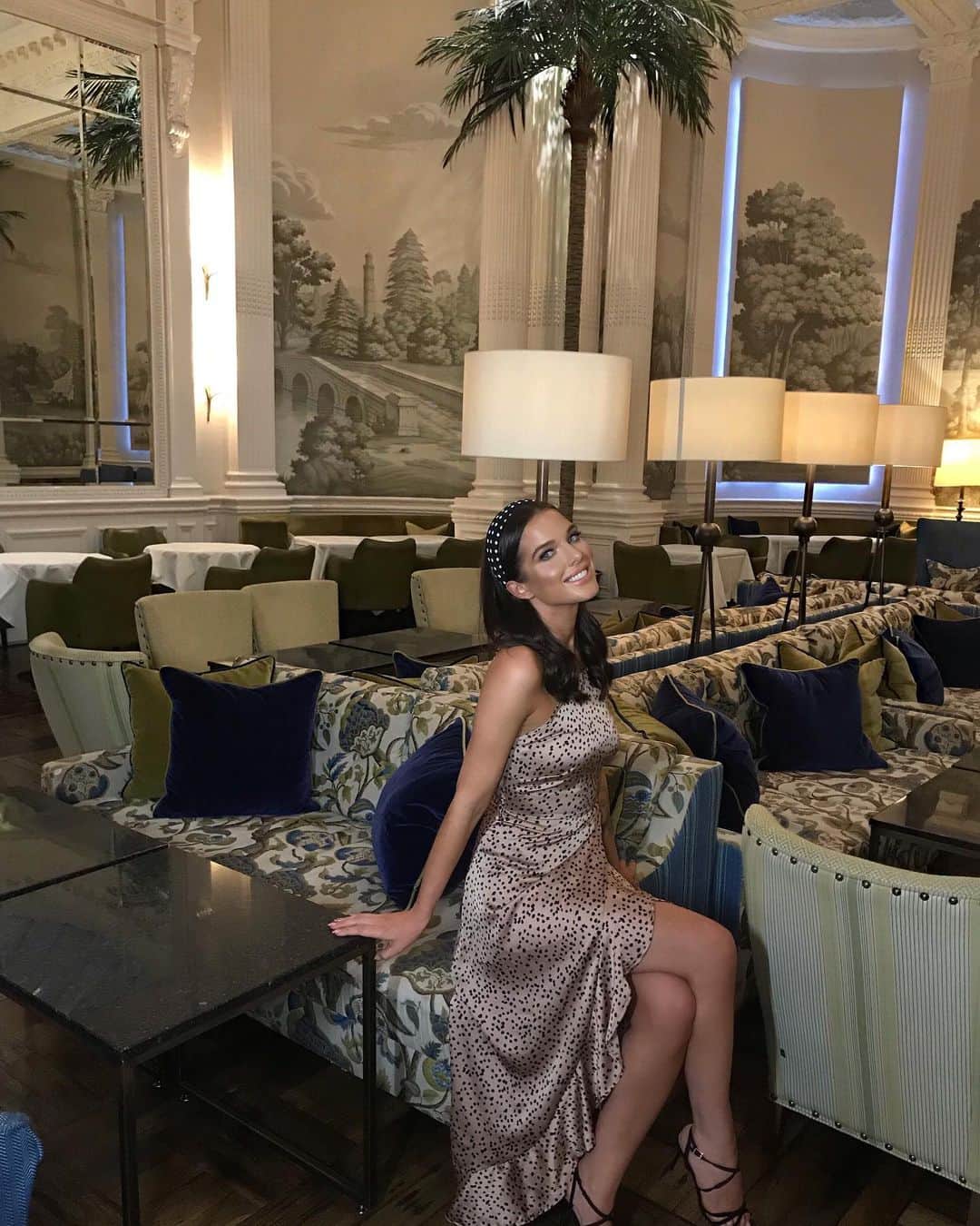 ヘレン・フラナガンさんのインスタグラム写真 - (ヘレン・フラナガンInstagram)「Princess life 👸🏻 afternoon tea at the most beautiful hotel @thebalmoral 🍰☕️💕」9月20日 3時08分 - hjgflanagan