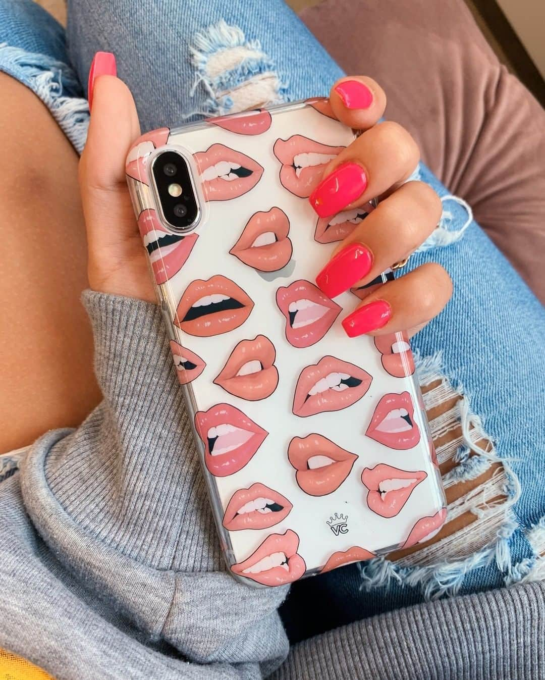 VELVETCAVIARさんのインスタグラム写真 - (VELVETCAVIARInstagram)「Starting off Thursday on the right note: Nude Lips Case in hand. 💋 Get yours @velvetcaviar. #velvetcaviar」9月20日 3時00分 - velvetcaviar