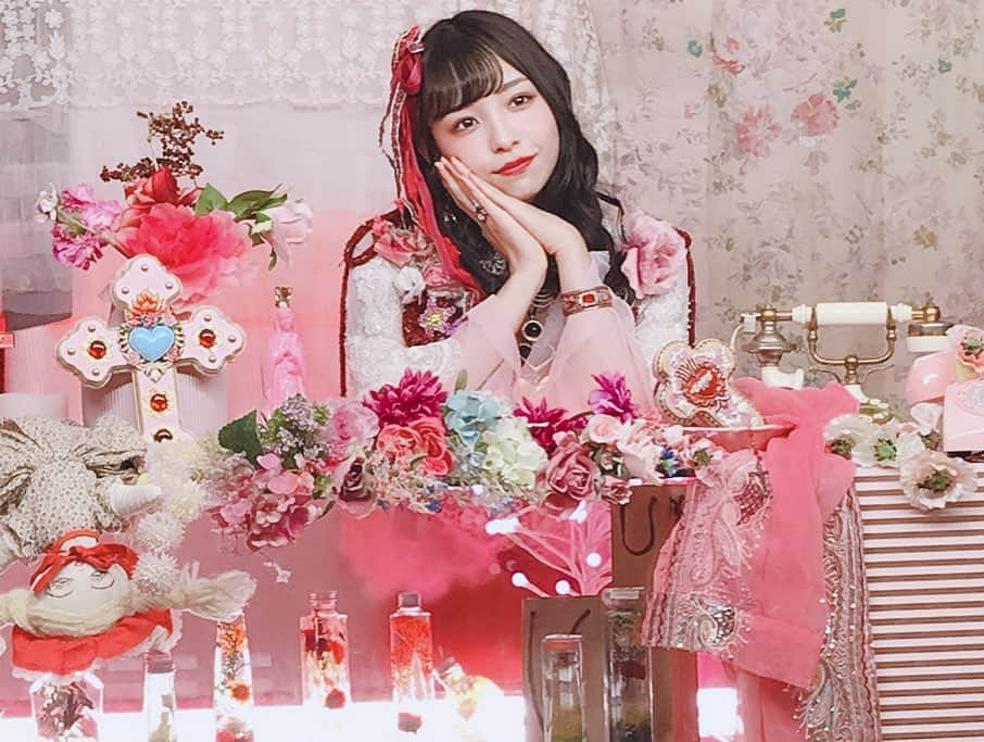 東佳苗さんのインスタグラム写真 - (東佳苗Instagram)「神宿さん「グリズリーに襲われたら♡」のMVにてスタイリングと美術協力しました🍒 rurumu:のSS/AW&縷縷夢兎など混ぜてそれぞれお伽話の主人公っぽく王道girlyにスタイリングしてます🐻🌲 神宿ちゃんの、ふいに撮られた時のポテンシャルの高さが凄かったです…😍💕 一ノ瀬みかちゃん🍓🍒❣️ @mika__kmyd  #神宿」9月20日 3時05分 - usagi_kanae