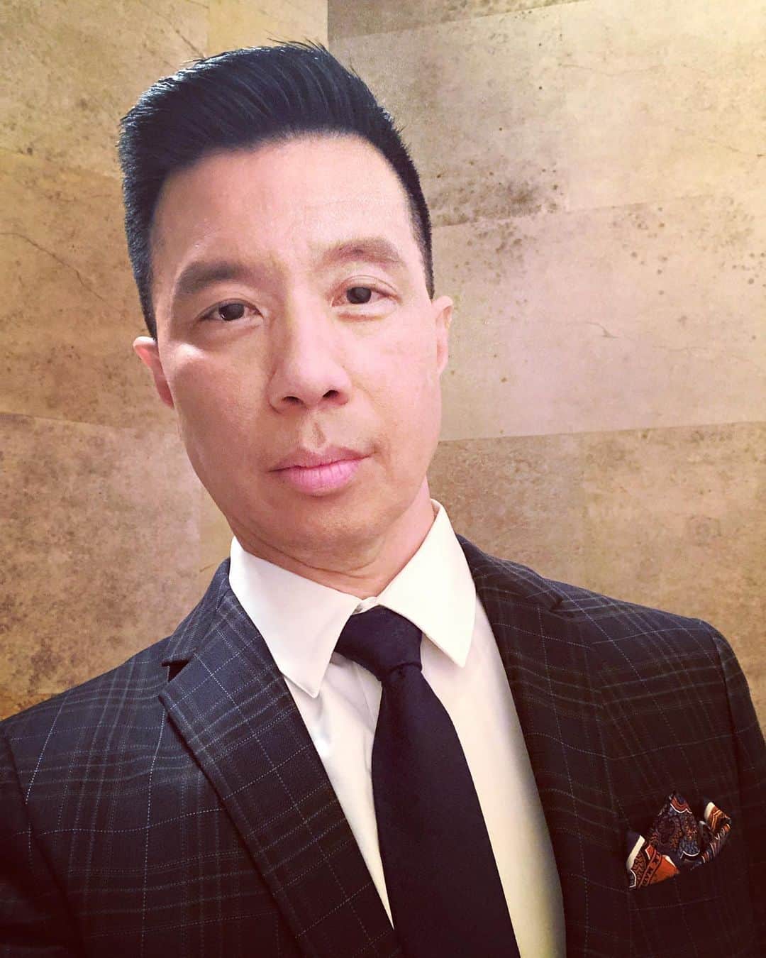レジー・リーのインスタグラム：「#tbt to my first day of filming #AllRise for @cbstv waaaaay back in July :p. I’m actually Not in a uniform and I actually have a.... desk. Wait, I actually have my own..... office! Incredibly thrilled to be working with such a stellar cast of actors with the amazing @simonemissick @wbethel @jcamacho @marghelgenberger @jalexbrinson @ruthieannmiles @lindsaymendez !!!! DO NOT MISS this premiere at 9/8c on Monday 9/23.  It’s gonna be ELECTRIC! Grateful to be in the sandbox with these wonderful actors and human beings. #wuneverhadhisowndesk #lookmaievenhaveapocketsquare #fromcoptoDDA」